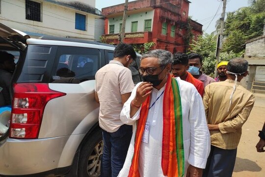 বুথে বুথে ঘুরছেন স্বপন দাশগুপ্ত। ছবি-আবীর ঘোষাল।