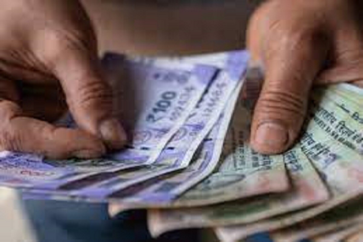 কেন্দ্রের (Narendra Modi Government) এই সিদ্ধান্তের অন্তর্গত এই বিশেষ ভাতা লাদাখের এআইএস আধিকারিকদের মূল বেতনের সঙ্গে ২০ ও ১০ শতাংশ হারে পাবেন ৷ এই সিদ্ধান্তের অন্তর্গত লাদাখে কর্মরত কেন্দ্রীয় সরকারি কর্মীদের বেতন, সপ্তম বেতন কমিশনের (7th Pay Commission) সুপারিশের ফলে বাড়তে চলেছে ৷ (7th Pay Commission). প্রতীকী ছবি ৷ কেন্দ্রের (Narendra Modi Government) এই সিদ্ধান্তের অন্তর্গত এই বিশেষ ভাতা লাদাখের এআইএস আধিকারিকদের মূল বেতনের সঙ্গে ২০ ও ১০ শতাংশ হারে পাবেন ৷ এই সিদ্ধান্তের অন্তর্গত লাদাখে কর্মরত কেন্দ্রীয় সরকারি কর্মীদের বেতন, সপ্তম বেতন কমিশনের (7th Pay Commission) সুপারিশের ফলে বাড়তে চলেছে ৷ (7th Pay Commission). প্রতীকী ছবি ৷