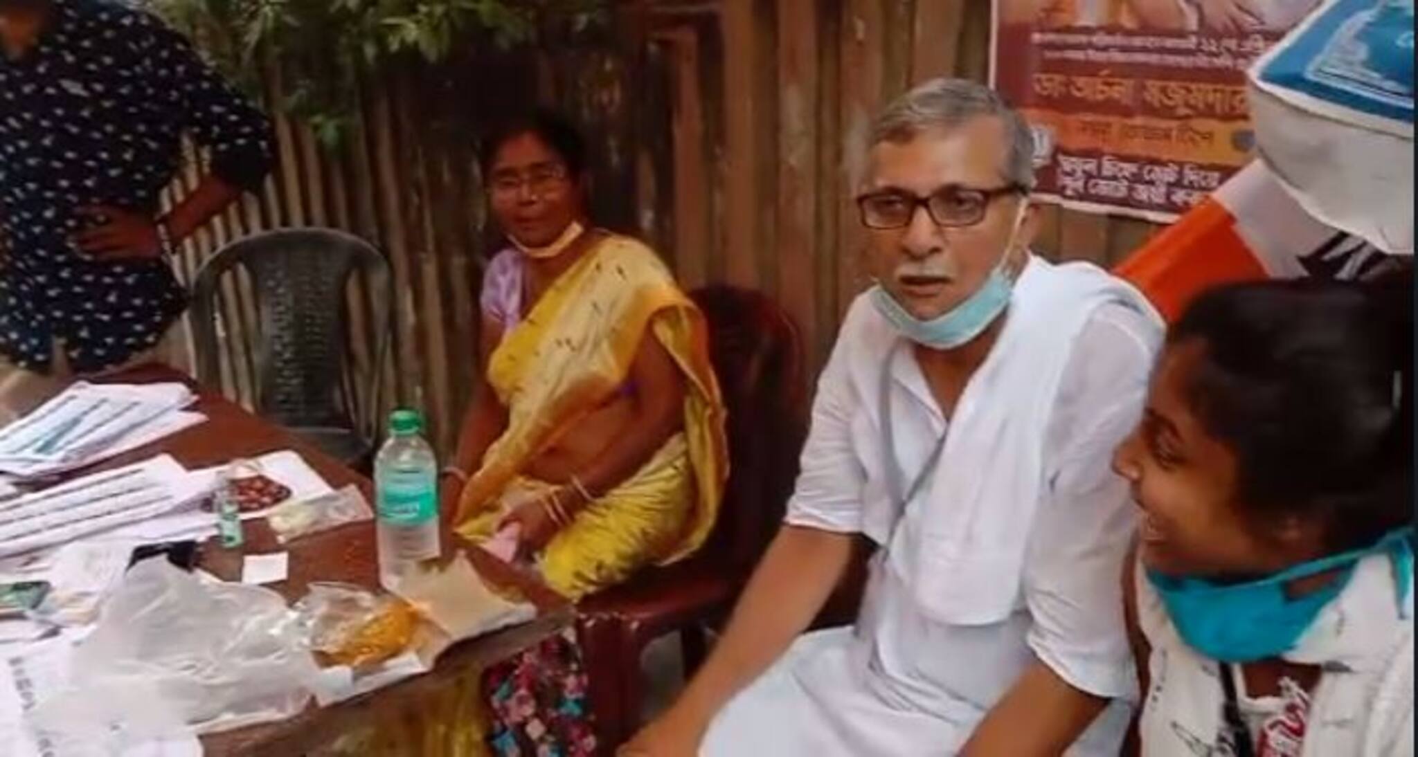 Bengal 6th Phase Poll: তৃণমূলের ক্যাম্প অফিসে সিপিএম প্রার্থী, জমিয়ে খেলেন লুচি তরকারি, দেখুন ভিডিও