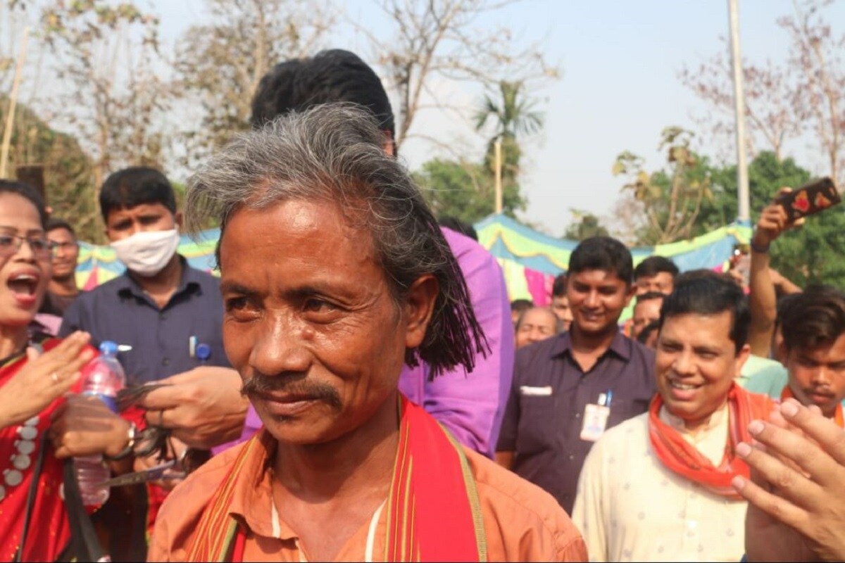 মনোরঞ্জন নামে ত্রিপুরার রইস্যাবাড়ির বাসিন্দা এক বিজেপি কর্মী ২০১৮ সালে বিধানসভা নির্বাচনের আগে থেকে মাথার চুল কাটেনি৷ তিনি প্রতিজ্ঞা করেছিলেন, বাম সরকারকে পরাজিত করে ত্রিপুরায় বিজেপি ক্ষমতায় এলে এবং বিজেপি-র মুখ্যমন্ত্রী রইস্যাবাড়িতে এলে তবেই তিনি চুল কাটবেন৷ মনোরঞ্জন নামে ত্রিপুরার রইস্যাবাড়ির বাসিন্দা এক বিজেপি কর্মী ২০১৮ সালে বিধানসভা নির্বাচনের আগে থেকে মাথার চুল কাটেনি৷ তিনি প্রতিজ্ঞা করেছিলেন, বাম সরকারকে পরাজিত করে ত্রিপুরায় বিজেপি ক্ষমতায় এলে এবং বিজেপি-র মুখ্যমন্ত্রী রইস্যাবাড়িতে এলে তবেই তিনি চুল কাটবেন৷