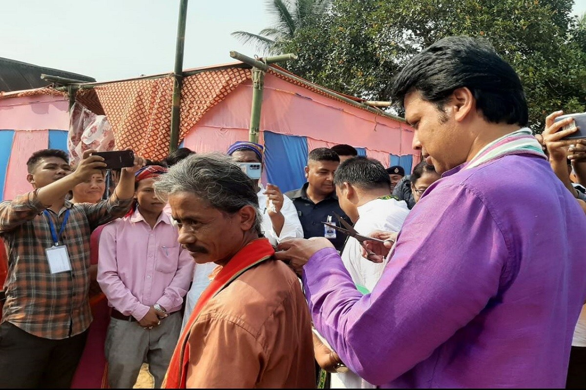 শনিবার এডিসি নির্বাচনের প্রচারে রইস্যাবাড়িতে যান ত্রিপুরার মুখ্যমন্ত্রী বিপ্লব দেব৷ এর পর নিজে হাতে তিনি মনোরঞ্জনের চুল কেটে দেন৷ শনিবার এডিসি নির্বাচনের প্রচারে রইস্যাবাড়িতে যান ত্রিপুরার মুখ্যমন্ত্রী বিপ্লব দেব৷ এর পর নিজে হাতে তিনি মনোরঞ্জনের চুল কেটে দেন৷