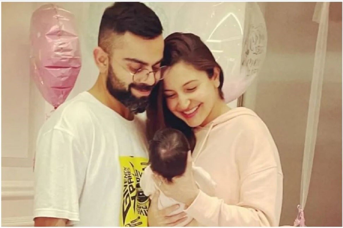 ভারতীয় ক্রিকেট দল এবং আইপিএলে রয়্যাল চ্যালেঞ্জার্স ব্যাঙ্গালোরের অধিনায়ক বিরাট কোহলি নিজের মেয়ে ভামিকাকে কোলে নিয়ে পিতৃত্বের আনন্দে বুঁদ হয়ে আছেন৷ স্ত্রী অনুষ্কা যেমন মাতৃত্বের আনন্দে রয়েছেন ঠিক তেমনিই বিরাট , কে বলবেন তিনি ভারতীয় ক্রিকেটের অন্যতম সেরা অধিনায়ক, কিম্বা তিনি সারা ভারতের অন্যতম জনপ্রিয় তারকা৷ তিনি বলেছেন ভামিকা এসে বাবা-মায়ের জীবন বদলে দিয়েছেন৷ (Anushka Sharma/Instaram) ভারতীয় ক্রিকেট দল এবং আইপিএলে রয়্যাল চ্যালেঞ্জার্স ব্যাঙ্গালোরের অধিনায়ক বিরাট কোহলি নিজের মেয়ে ভামিকাকে কোলে নিয়ে পিতৃত্বের আনন্দে বুঁদ হয়ে আছেন৷ স্ত্রী অনুষ্কা যেমন মাতৃত্বের আনন্দে রয়েছেন ঠিক তেমনিই বিরাট , কে বলবেন তিনি ভারতীয় ক্রিকেটের অন্যতম সেরা অধিনায়ক, কিম্বা তিনি সারা ভারতের অন্যতম জনপ্রিয় তারকা৷ তিনি বলেছেন ভামিকা এসে বাবা-মায়ের জীবন বদলে দিয়েছেন৷ (Anushka Sharma/Instaram)