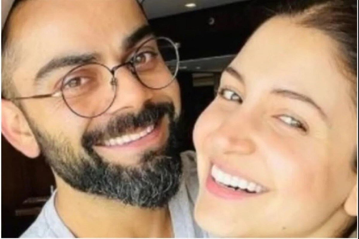 আইপিএলে রয়্যাল চ্যালেঞ্জার্ল ব্যাঙ্গালোরের অধিনায়ক বিরাট কোহলি -র পরিবার তাঁর সঙ্গে ছিলেন৷ স্ত্রী অনুষ্কা শর্মা আর তাঁর মেয়ে ভামিকা আইপিএল ২০২১ এ তাঁর সঙ্গে ছিলেন৷ কিছু সময় আগে অবধি ভামিকা আর অনুষ্কা আরসিবি- দলের সঙ্গে চেন্নাই থেকে মুম্বইতে গিয়েছেন৷ এই সময় বিরাট কোহলির সঙ্গে তাঁকে এয়ারপোর্টে দেখা গিয়েছিল৷ (Virat Kohli/Instagram) আইপিএলে রয়্যাল চ্যালেঞ্জার্ল ব্যাঙ্গালোরের অধিনায়ক বিরাট কোহলি -র পরিবার তাঁর সঙ্গে ছিলেন৷ স্ত্রী অনুষ্কা শর্মা আর তাঁর মেয়ে ভামিকা আইপিএল ২০২১ এ তাঁর সঙ্গে ছিলেন৷ কিছু সময় আগে অবধি ভামিকা আর অনুষ্কা আরসিবি- দলের সঙ্গে চেন্নাই থেকে মুম্বইতে গিয়েছেন৷ এই সময় বিরাট কোহলির সঙ্গে তাঁকে এয়ারপোর্টে দেখা গিয়েছিল৷ (Virat Kohli/Instagram)