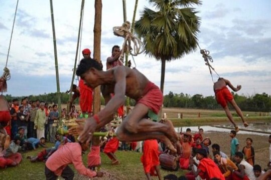 গ্রাম বাংলার একান্ত নিজস্ব উৎসব এই গাজন ।