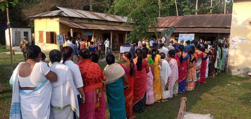 অসমের একাধিক জায়গায় বুথে বুথে মহিলাদের লম্বা লাইন চোখে পড়েছে। শেষ দফার যে এলাকাগুলিতে নির্বাচন হচ্ছে তাতে এআইইউডিএফ (AIUDF), কংগ্রেস এবং বোড়োল্যান্ড পিপলস পার্টির ভাল প্রভাব রয়েছে বলে মনে করছে অসমের রাজনৈতিক বিশেষজ্ঞরা। অসমের একাধিক জায়গায় বুথে বুথে মহিলাদের লম্বা লাইন চোখে পড়েছে। শেষ দফার যে এলাকাগুলিতে নির্বাচন হচ্ছে তাতে এআইইউডিএফ (AIUDF), কংগ্রেস এবং বোড়োল্যান্ড পিপলস পার্টির ভাল প্রভাব রয়েছে বলে মনে করছে অসমের রাজনৈতিক বিশেষজ্ঞরা।