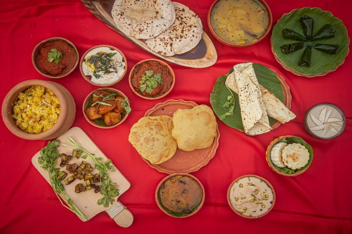 বছর ঘুরতে না ঘুরতে চোখ রাঙাচ্ছে করোনা৷ প্রয়োজন না হলে, খুব বেশি বাড়ির বাইরে পা না রাখাই ভাল৷ বলছেন চিকিৎসকরা৷ সামেন বাঙালি নববর্ষ৷ তাহলে কি গত বছরের মতো এবছরও করোনার কোপে মাটি হবে ১ বৈশাখ৷ মোটেও না৷ তার জন্য তৈরি রয়েছে হোমলি জেস্ট৷ এক কলেই, বাড়িতে চলে আসবে মনপসন্দ ডিশ৷ বছর ঘুরতে না ঘুরতে চোখ রাঙাচ্ছে করোনা৷ প্রয়োজন না হলে, খুব বেশি বাড়ির বাইরে পা না রাখাই ভাল৷ বলছেন চিকিৎসকরা৷ সামেন বাঙালি নববর্ষ৷ তাহলে কি গত বছরের মতো এবছরও করোনার কোপে মাটি হবে ১ বৈশাখ৷ মোটেও না৷ তার জন্য তৈরি রয়েছে হোমলি জেস্ট৷ এক কলেই, বাড়িতে চলে আসবে মনপসন্দ ডিশ৷