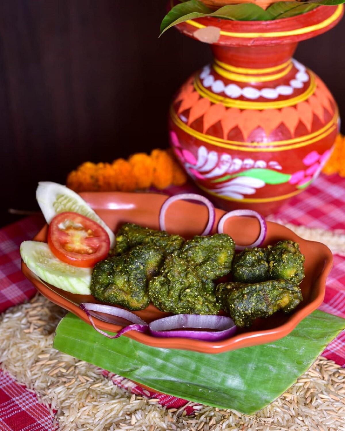 •বাংলার নানা হারিয় যাওয়া পদ জায়গা করে নিয়েছে এই রেস্তোরাঁর খাবারের তালিকায়৷ এবছর নববর্ষেও বজায় থাকবে সেই রীতি৷ থালিতে থাকছে ভাত, পোলাও, আলু ভাজা, তিল পোস্ত ভেটকি, বাদশাহী মুরগির বড়া, মনোহারা ডাল, চিতল মাছের মুইঠা, মটন, চিংড়ি, ভেটকি পাতুরি, স্যালাড, চাটনি, পাঁপড়, মিষ্টি৷ •বাংলার নানা হারিয় যাওয়া পদ জায়গা করে নিয়েছে এই রেস্তোরাঁর খাবারের তালিকায়৷ এবছর নববর্ষেও বজায় থাকবে সেই রীতি৷ থালিতে থাকছে ভাত, পোলাও, আলু ভাজা, তিল পোস্ত ভেটকি, বাদশাহী মুরগির বড়া, মনোহারা ডাল, চিতল মাছের মুইঠা, মটন, চিংড়ি, ভেটকি পাতুরি, স্যালাড, চাটনি, পাঁপড়, মিষ্টি৷