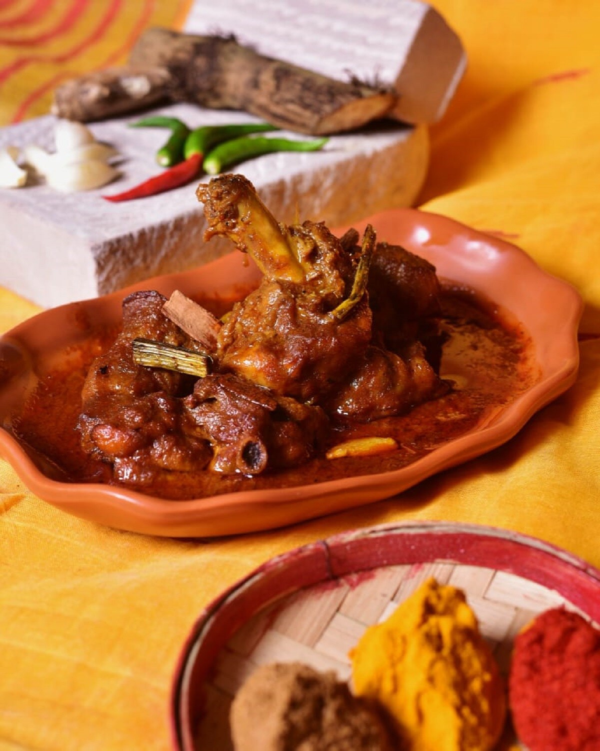 •বাঙালার ও বাঙালি খাবার নিয়ে চর্চা শহর তথা রাজ্যর মানুষের কাছে তা তুলে ধরাই লক্ষ্য, বলছেন চেফ এবং সপ্তপদীর কর্ণধার রঞ্জন বিশ্বাস৷ নিজের এই চিন্তাভাবনাকে তিনি রূপ দিয়েছেন সপ্তপদী রেস্তোরাঁয়৷ যেখানে রেস্তোরাঁর ইন্টিরিয়ার ডিজাইন থেকে ফুডমেনু সবেতেই থাকছে চূড়ান্ত বাঙালিয়ানার ছাপ৷ •বাঙালার ও বাঙালি খাবার নিয়ে চর্চা শহর তথা রাজ্যর মানুষের কাছে তা তুলে ধরাই লক্ষ্য, বলছেন চেফ এবং সপ্তপদীর কর্ণধার রঞ্জন বিশ্বাস৷ নিজের এই চিন্তাভাবনাকে তিনি রূপ দিয়েছেন সপ্তপদী রেস্তোরাঁয়৷ যেখানে রেস্তোরাঁর ইন্টিরিয়ার ডিজাইন থেকে ফুডমেনু সবেতেই থাকছে চূড়ান্ত বাঙালিয়ানার ছাপ৷
