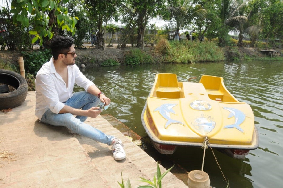 •শুধু শান্তভাবে নৌকায় ভেসে বেড়ানো নয়৷ এখানে থাকছে অনকে রকম খেলাধূলার ব্যবস্থাও৷ মানে ক্রিক ক্লাবে হাজারও রকম আয়োজন৷ একটাই উদ্দেশ্য, প্রাণভরে মজা করা৷ •শুধু শান্তভাবে নৌকায় ভেসে বেড়ানো নয়৷ এখানে থাকছে অনকে রকম খেলাধূলার ব্যবস্থাও৷ মানে ক্রিক ক্লাবে হাজারও রকম আয়োজন৷ একটাই উদ্দেশ্য, প্রাণভরে মজা করা৷