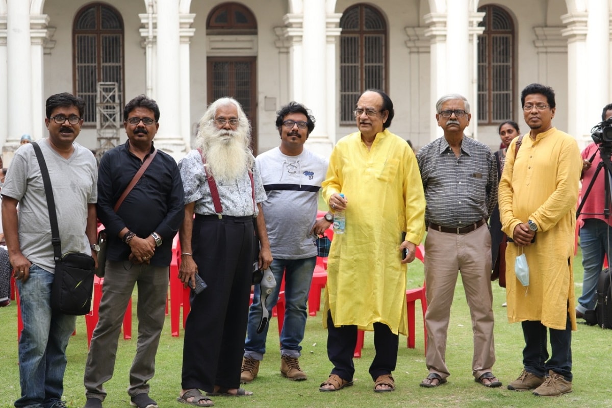 ১৫ এপ্রিল ইন্ডিয়ান মিউজিয়ামে হয়ে গেল ওয়ার্ল্ড আর্ট ডে-র অনুষ্ঠান। সুব্রত গঙ্গোপাধ্যায়, প্রদীপ মৈত্র, সুযোগ বন্দ্যোপাধ্যায়, অমিত ভর, সুব্রত কর, সুব্রত দাস, সমীর সরকারের মতো এক ঝাঁক শিল্পীর সৃষ্টি, লাইফ পেইন্টিং। সঙ্গতে ভারতীয় মার্গ সঙ্গীত ও যন্ত্র সঙ্গীতের আবহ। বছর শুরুতে এক শৈল্পিক সন্ধ্যের সাক্ষী থাকল কলকাতা। ১৫ এপ্রিল ইন্ডিয়ান মিউজিয়ামে হয়ে গেল ওয়ার্ল্ড আর্ট ডে-র অনুষ্ঠান। সুব্রত গঙ্গোপাধ্যায়, প্রদীপ মৈত্র, সুযোগ বন্দ্যোপাধ্যায়, অমিত ভর, সুব্রত কর, সুব্রত দাস, সমীর সরকারের মতো এক ঝাঁক শিল্পীর সৃষ্টি, লাইফ পেইন্টিং। সঙ্গতে ভারতীয় মার্গ সঙ্গীত ও যন্ত্র সঙ্গীতের আবহ। বছর শুরুতে এক শৈল্পিক সন্ধ্যের সাক্ষী থাকল কলকাতা।
