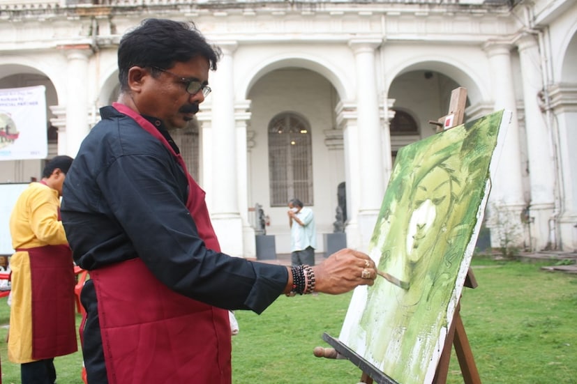 করোনা পরিস্থিতিতে মুখে মাস্ক, শারীরিক দূরত্বের গন্ডি। তবু শিল্পের ছোঁয়ায় সব মলিনতা পেরিয়ে একটা মন ভাল করা সন্ধে।