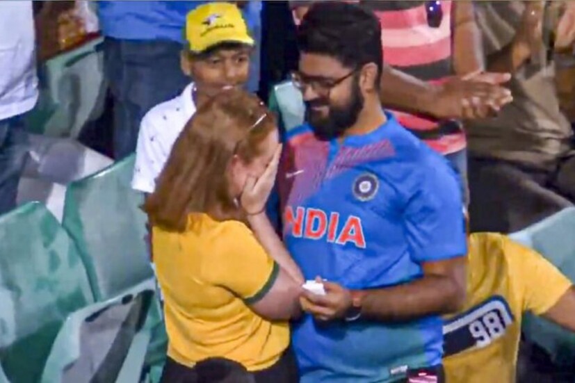লাইভ ম্যাচেই বান্ধবীকে প্রেম নিবেদন করেছিলেন প্রবাসী ভারতীয় যুবক। ওই জুটির প্রেমের সাক্ষী থেকেছিল গোটা স্টেডিয়াম। 
