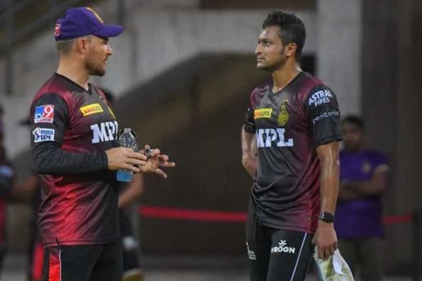 বল হাতে তবু কিছুটা পারফর্ম করেছেন শাকিব। তবে ব্যাটিংয়ে একেবারে ব্যর্থ। আজ তাই তাঁর বদলে দলে আসতে পারেন সুনীল নারিন। 