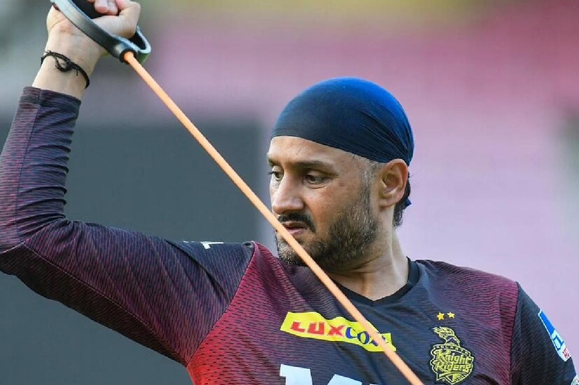 দীর্ঘদিন ভারতীয় দলে খেলেছেন ভাজ্জি। আর এখন আইপিএলে তিনি খেলছেন কেকেআরের হয়ে। কলকাতার হয়ে খেলার ফাঁকেই কোভিড যোদ্ধা হয়েছেন হরভজন। পুণেতে করোনা টেস্টের ভ্রাম্যমান ল্যাব তৈরির উদ্যোগ নিয়েছেন তিনি।