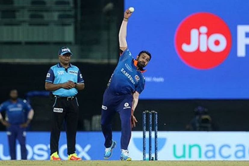 আইপিএলে মুম্বইয়ের বিরুদ্ধে সব থেকে ভাল রেকর্ড ছিল রোহিতের। ছয় রান দিয়ে তিনি চার উইকেট তুলেছিলেন তিনি। এক দশক পর সেই রেকর্ড ভেঙেছেন হর্ষল প্যাটেল ও আন্দ্রে রাসেল। আসলে ডেকান চার্জার্সের অধিনায়ক অ্যাডাম গিলক্রিস্ট পার্ট টাইম স্পিনার হিসাবে রোহিতকে ব্যবহার করতেন। তবে মুম্বইয়ের হয়ে খেলার পর থেকে রোহিতকে তেমন আর বোলিং করতে দেখা যায়নি।