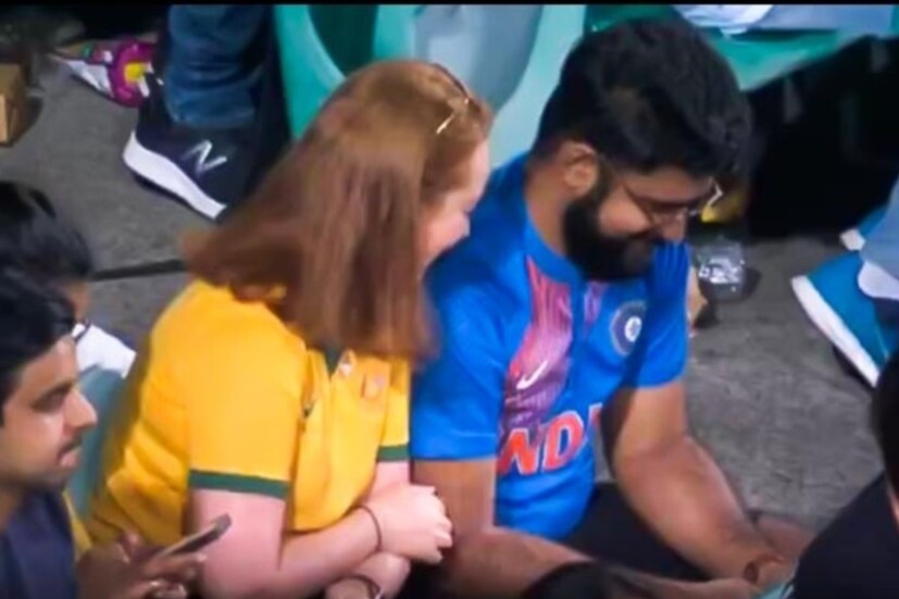 ওই দম্পতি আইপিএলে বিরাট কোহলির দল আরসিবিকে সমর্থন করবেন বলে জানিয়েছেন। 