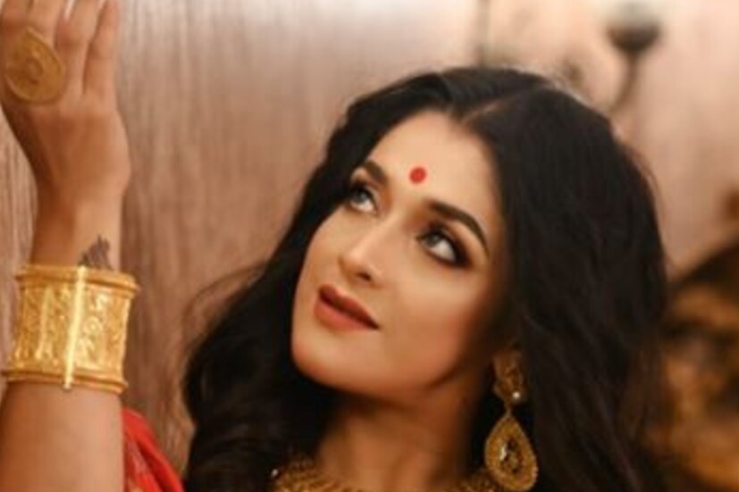 অনিন্দিতা রায়চৌধুরী (Anindita Raychowdhury)- জনপ্রিয় টেলি অভিনেত্রী প্রত্যেক ঘণ্টায় সোশ্যাল মিডিয়ায় আপডেট দিচ্ছেন কখন কোন হাসপাতালে বেড রয়েছে অথবা কোন নম্বরে ফোন করলে অক্সিজেন পাওয়া যাবে। অনিন্দিতার পোস্টগুলিও মুহূর্তে ছড়িয়ে পড়ছে সোশ্যাল মিডিয়ায়। 