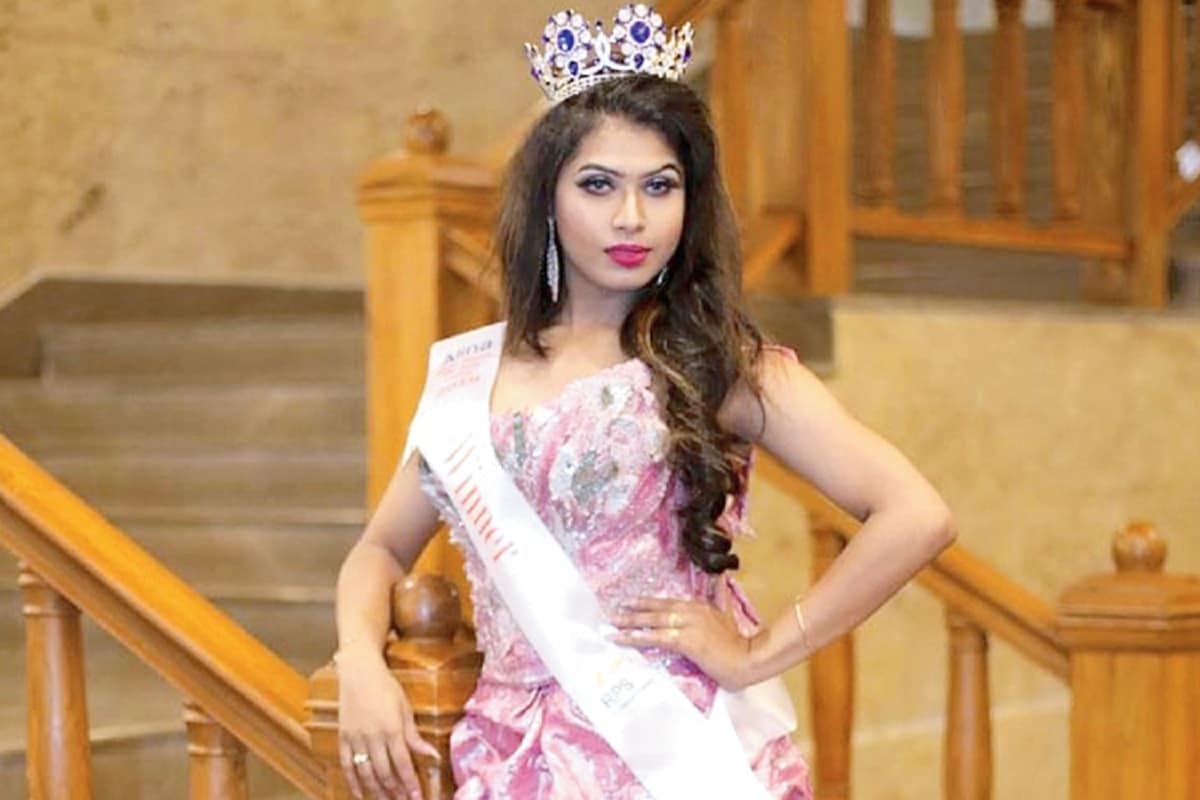 আজকের এই জায়গায় পৌঁছতে অবশ্য কম লড়াই করতে হয়নি অ্যানি তথা অনীককে। যখন বুঝতে পেরেছিলেন তিনি আসলে মনে-প্রাণে মহিলা, কিন্তু শারীরিকভাবে পুরুষ, তখন থেকেই নিজেকে মানসিকভাবে প্রস্তুত করতে শুরু করেন অনীক। একটা সময় পর সিদ্ধান্ত নেন, বদলে ফেলবেন লিঙ্গ। প্রাথমিক অবস্থায় অবশ্য পরিবার-সমাজ-বন্ধুবান্ধবদের তরফে অনেক প্রতিবন্ধকতা এসেছে। কিন্তু অনীক ছিলেন নিজের সিদ্ধান্তে অনড়। আজকের এই জায়গায় পৌঁছতে অবশ্য কম লড়াই করতে হয়নি অ্যানি তথা অনীককে। যখন বুঝতে পেরেছিলেন তিনি আসলে মনে-প্রাণে মহিলা, কিন্তু শারীরিকভাবে পুরুষ, তখন থেকেই নিজেকে মানসিকভাবে প্রস্তুত করতে শুরু করেন অনীক। একটা সময় পর সিদ্ধান্ত নেন, বদলে ফেলবেন লিঙ্গ। প্রাথমিক অবস্থায় অবশ্য পরিবার-সমাজ-বন্ধুবান্ধবদের তরফে অনেক প্রতিবন্ধকতা এসেছে। কিন্তু অনীক ছিলেন নিজের সিদ্ধান্তে অনড়।
