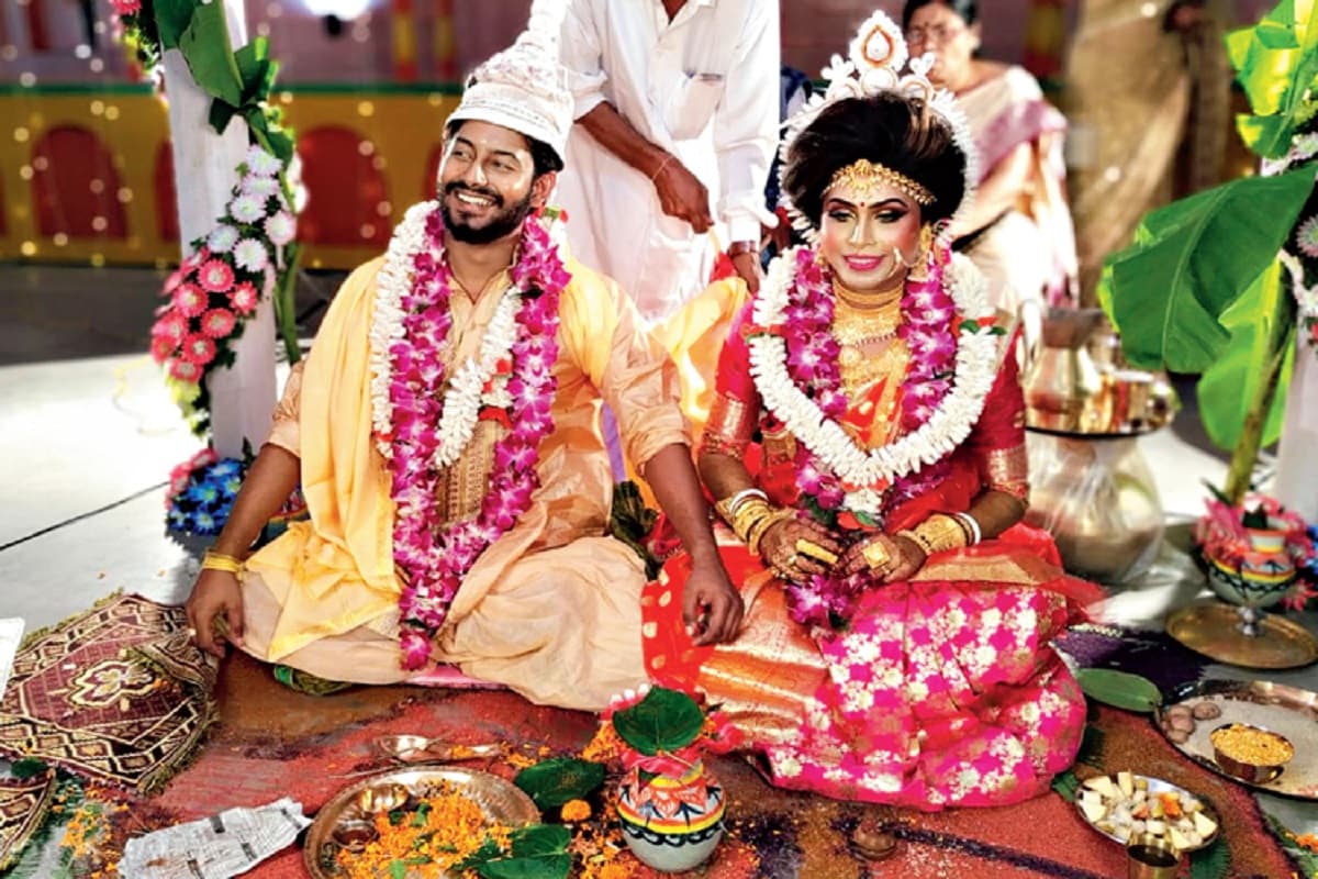 শেষমেশ ২০১৪ সাল থেকে শুরু হয় অনীকের লিঙ্গ পরিবর্তনের প্রক্রিয়া। টানা দেড় বছর একাধিক গুরুত্বপূর্ণ অপারেশনের পর অনীক থেকে জন্ম হয় অ্যানির। এরপর নিজের শর্তে বাঁচতে একটি স্কুলে চাকরি নেন বালুরঘাটের চকভৃগুর অনীক দত্ত তথা অ্যানি। আর ২০১৬ সালে তাঁর আলাপ হয় সাগ্নিক চক্রবর্তীর সঙ্গে। স্কুল শিক্ষক সাগ্নিক প্রথম আলাপেই প্রেমে পড়ে যান অ্যানির। সামাজিক ট্যাবুকে নিজেদের সম্পর্কে আঁচ ফেলতে দেননি সাগ্নিক-অ্যানি কেউই। অবশেষে ২০১৮ সালে জলপাইগুড়ির নয়াবস্তির বাসিন্দা সাগ্নিকের সঙ্গে বিয়ে সারেন অ্যানি। শেষমেশ ২০১৪ সাল থেকে শুরু হয় অনীকের লিঙ্গ পরিবর্তনের প্রক্রিয়া। টানা দেড় বছর একাধিক গুরুত্বপূর্ণ অপারেশনের পর অনীক থেকে জন্ম হয় অ্যানির। এরপর নিজের শর্তে বাঁচতে একটি স্কুলে চাকরি নেন বালুরঘাটের চকভৃগুর অনীক দত্ত তথা অ্যানি। আর ২০১৬ সালে তাঁর আলাপ হয় সাগ্নিক চক্রবর্তীর সঙ্গে। স্কুল শিক্ষক সাগ্নিক প্রথম আলাপেই প্রেমে পড়ে যান অ্যানির। সামাজিক ট্যাবুকে নিজেদের সম্পর্কে আঁচ ফেলতে দেননি সাগ্নিক-অ্যানি কেউই। অবশেষে ২০১৮ সালে জলপাইগুড়ির নয়াবস্তির বাসিন্দা সাগ্নিকের সঙ্গে বিয়ে সারেন অ্যানি।