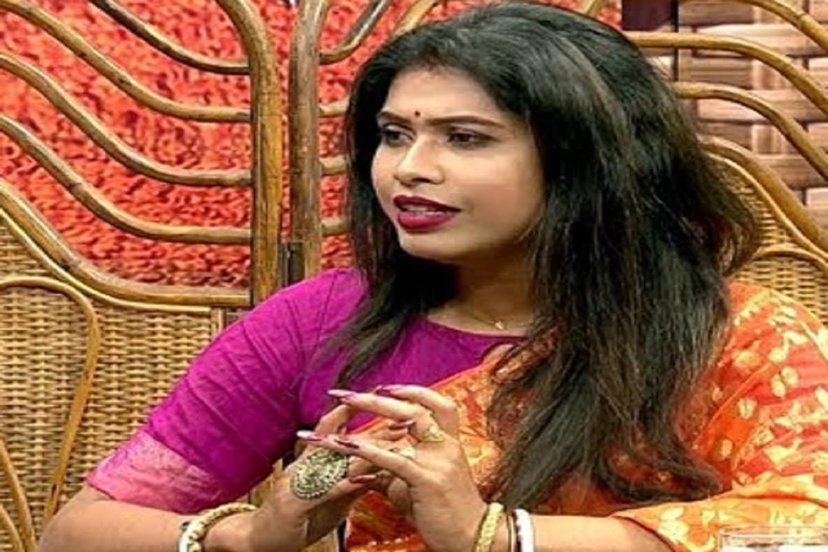 এই দীর্ঘ কঠিন পথচলার নিজের শ্বশুরবাড়ির প্রাণভরা আশীর্বাদ পেয়েছেন অ্যানি। তাই তাঁর যাবতীয় সাফল্য তিনি উৎসর্গ করেছেন শ্বশুরবাড়ির প্রিয়জনদেরই। অ্যানির সাফল্য আরও অনেক অ্যানিকে সাহস দিক। মুছে যাক সমস্ত বিভেদ। এই দীর্ঘ কঠিন পথচলার নিজের শ্বশুরবাড়ির প্রাণভরা আশীর্বাদ পেয়েছেন অ্যানি। তাই তাঁর যাবতীয় সাফল্য তিনি উৎসর্গ করেছেন শ্বশুরবাড়ির প্রিয়জনদেরই। অ্যানির সাফল্য আরও অনেক অ্যানিকে সাহস দিক। মুছে যাক সমস্ত বিভেদ।
