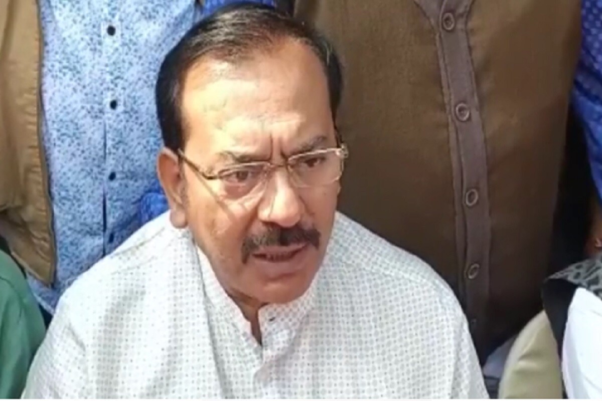 তবে একটি ব্যাঙ্কের অ্যাকাউন্টে তাঁর জমা রয়েছে ৫ লক্ষ ৫৯ হাজার ২৩ টাকা। ইউবিআই-এর অন্য একটি অ্যাকাউন্টে রয়েছে ২০ লক্ষ ৩ হাজার ৬৪১ টাকা। আর এসবিআই-এর অ্যাকাউন্টে রয়েছে ১২ লক্ষ ২ হাজার ৬২২ টাকা। শুধু তাই নয়, SBI-এর অন্য একটি অ্যাকাউন্টে রয়েছে ২২ লক্ষ ৮৮ হাজার ৮৬১ টাকা। তবে একটি ব্যাঙ্কের অ্যাকাউন্টে তাঁর জমা রয়েছে ৫ লক্ষ ৫৯ হাজার ২৩ টাকা। ইউবিআই-এর অন্য একটি অ্যাকাউন্টে রয়েছে ২০ লক্ষ ৩ হাজার ৬৪১ টাকা। আর এসবিআই-এর অ্যাকাউন্টে রয়েছে ১২ লক্ষ ২ হাজার ৬২২ টাকা। শুধু তাই নয়, SBI-এর অন্য একটি অ্যাকাউন্টে রয়েছে ২২ লক্ষ ৮৮ হাজার ৮৬১ টাকা।
