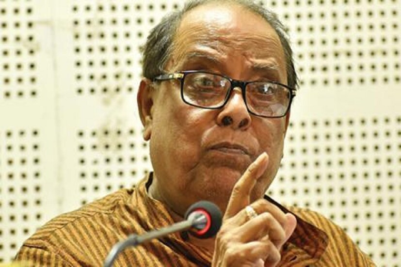 দীর্ঘদিনের বাম নেতা। বাম জমানায় রাজ্যের গুরুত্বপূর্ণ মন্ত্রী। শিলিগুড়ির বিদায়ী বিধায়ক ও শিলিগুড়ি পুরসভায় বিদায়ী চেয়ারম্যান। অশোক ভট্টাচার্য বাংলার প্রথম সারির এক রাজনৈতিক মুখ। এবারও তাই শিলিগুড়ি কেন্দ্রের জন্য সংযুক্ত মোর্চার প্রার্থী তিনিই। ভোটের আগে নিয়ম মেনেই হলফনামা পেশ করেছেন অশোক ভট্টাচার্য। আর সেখান থেকেই খোঁজ মিলেছে তাঁর বর্তমান সম্পত্তির পরিমাণ।