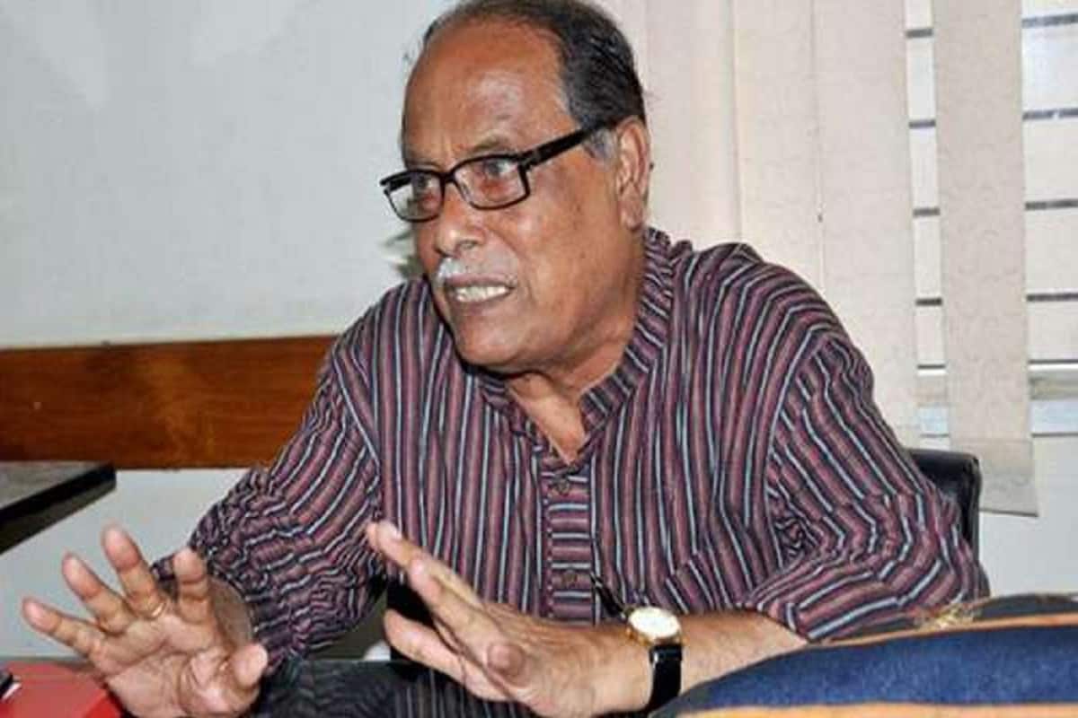 হলফনামা অনুযায়ী, ২০১৯-'২০ আর্থিক বর্ষে প্রবীণ বাম নেতার আয় ছিল ৩ লক্ষ ৬২ হাজার ৪০ টাকা। আর ওই একই সময়ে তাঁর স্ত্রীর উপার্জন ছিল ৩ লক্ষ ৭৫ হাজার ৬১৫ টাকা। বাম 'আদর্শের' ছাপ যেন রয়েছে অশোকের ব্যাঙ্ক অ্যাকাউন্টেও। বেশ কয়েকটি অ্যাকাউন্ট মিলে অশোকের রয়েছে ১২ লক্ষ ৩৫ হাজার ৯৪ টাকা এবং ২ লক্ষ ৪২ হাজার ৭৩০ টাকা। আর স্ত্রী'র সঙ্গে জয়েন্ট অ্যাকাউন্টে রয়েছে মাত্র ১৮ হাজার ৫৪০ টাকা। হলফনামা অনুযায়ী, ২০১৯-'২০ আর্থিক বর্ষে প্রবীণ বাম নেতার আয় ছিল ৩ লক্ষ ৬২ হাজার ৪০ টাকা। আর ওই একই সময়ে তাঁর স্ত্রীর উপার্জন ছিল ৩ লক্ষ ৭৫ হাজার ৬১৫ টাকা। বাম 'আদর্শের' ছাপ যেন রয়েছে অশোকের ব্যাঙ্ক অ্যাকাউন্টেও। বেশ কয়েকটি অ্যাকাউন্ট মিলে অশোকের রয়েছে ১২ লক্ষ ৩৫ হাজার ৯৪ টাকা এবং ২ লক্ষ ৪২ হাজার ৭৩০ টাকা। আর স্ত্রী'র সঙ্গে জয়েন্ট অ্যাকাউন্টে রয়েছে মাত্র ১৮ হাজার ৫৪০ টাকা।