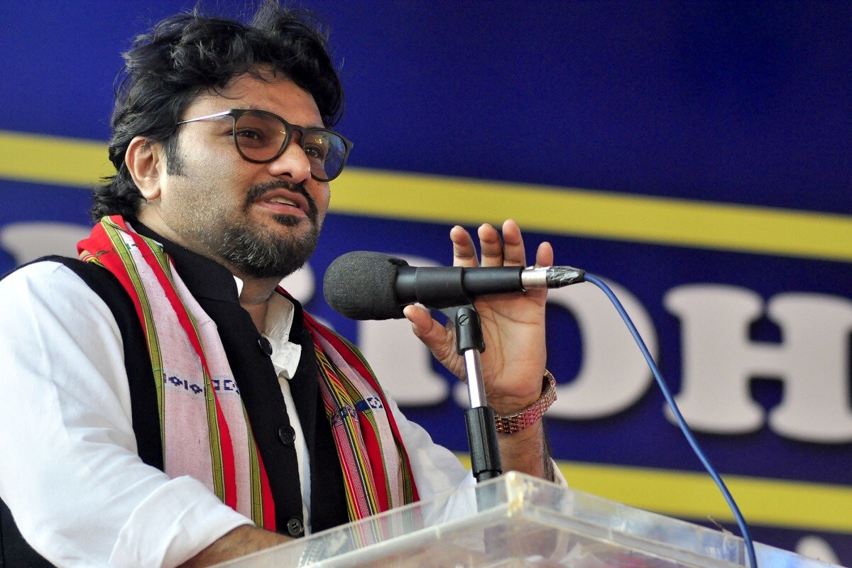 সাংসদ, কেন্দ্রীয় মন্ত্রী, তারও আগে বলিউড কাঁপানো সঙ্গীত শিল্পী। সুপ্রিয় বড়াল থেকে বাবুল সুপ্রিয় হয়ে গিয়েছেন সেই কবে। তারপর রাজনীতির মূল স্রোতেও তিনি সফল। এবার বঙ্গ জয়ের লক্ষ্যে সেই বাবুলকেই টালিগঞ্জ ছিনিয়ে আনতে দায়িত্ব দিয়েছে বিজেপি। আর তারপর থেকেই পুরোদমে পথে রয়েছেন বাবুল। শেষ দিনেও মিঠুন চক্রবর্তীকে দিয়ে রোড শো করাচ্ছেন নিজের এলাকায়। ভোটে লড়তে বাবুল এবার যে হলফনামা দিয়েছেন, তাতে তাঁর সম্পত্তির পরিমাণ রীতিমতো চমকপ্রদ। সাংসদ, কেন্দ্রীয় মন্ত্রী, তারও আগে বলিউড কাঁপানো সঙ্গীত শিল্পী। সুপ্রিয় বড়াল থেকে বাবুল সুপ্রিয় হয়ে গিয়েছেন সেই কবে। তারপর রাজনীতির মূল স্রোতেও তিনি সফল। এবার বঙ্গ জয়ের লক্ষ্যে সেই বাবুলকেই টালিগঞ্জ ছিনিয়ে আনতে দায়িত্ব দিয়েছে বিজেপি। আর তারপর থেকেই পুরোদমে পথে রয়েছেন বাবুল। শেষ দিনেও মিঠুন চক্রবর্তীকে দিয়ে রোড শো করাচ্ছেন নিজের এলাকায়। ভোটে লড়তে বাবুল এবার যে হলফনামা দিয়েছেন, তাতে তাঁর সম্পত্তির পরিমাণ রীতিমতো চমকপ্রদ।