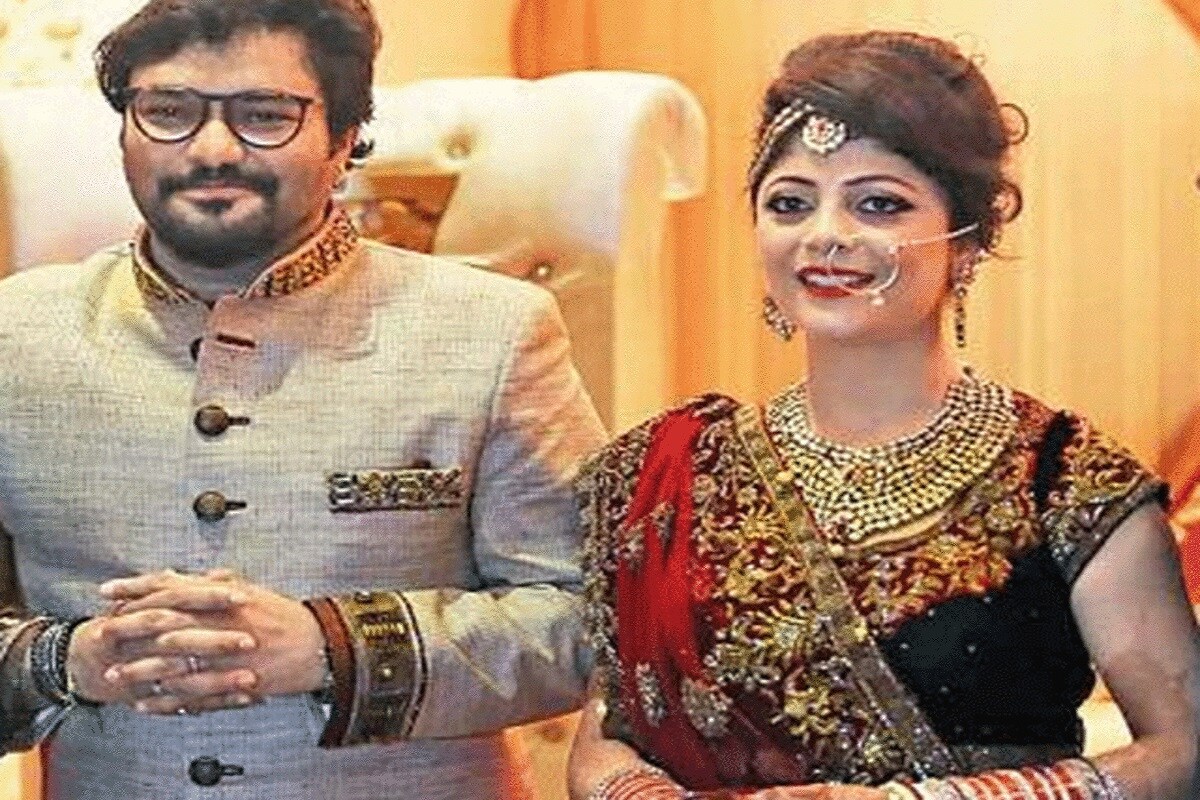 হলফনামা অনুযায়ী, ২০১৯-২০২০ আর্থিক বছরে বাবুলের উপার্জন ছিল ১৩ লক্ষ ৩২ হাজার ৯৪০ টাকা। তার আগের আর্থিক বর্ষে এই অঙ্ক ছিল ১১ লক্ষ ৯২ হাজার ১৮০ টাকা। হলফনামা জমা দেওয়ার সময়, তাঁর হাতে নগদ অর্থের পরিমাণ ৫১ হাজার টাকা। স্ত্রীর হাতে আছে নগদ ৩৭ হাজার টাকা। বাবুলের বড় মেয়ে শর্মিলীর হাতেও রয়েছে ১৪ হাজার টাকা। হলফনামা অনুযায়ী, ২০১৯-২০২০ আর্থিক বছরে বাবুলের উপার্জন ছিল ১৩ লক্ষ ৩২ হাজার ৯৪০ টাকা। তার আগের আর্থিক বর্ষে এই অঙ্ক ছিল ১১ লক্ষ ৯২ হাজার ১৮০ টাকা। হলফনামা জমা দেওয়ার সময়, তাঁর হাতে নগদ অর্থের পরিমাণ ৫১ হাজার টাকা। স্ত্রীর হাতে আছে নগদ ৩৭ হাজার টাকা। বাবুলের বড় মেয়ে শর্মিলীর হাতেও রয়েছে ১৪ হাজার টাকা।