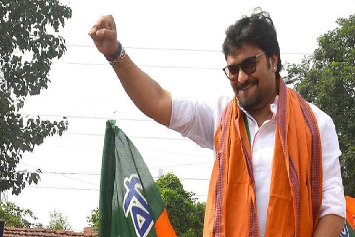 হলফনামায় বাবুল জানিয়েছেন, এসবিআই এবং অ্যাক্সিস ব্যাঙ্কের দু’টি অ্যাকাউন্টে বাবুলের নামে স্থায়ী আমানত আছে যথাক্রমে ২ লক্ষ ১৩ হাজার ৭৪০ টাকা এবং ২ লক্ষ ৩০ হাজার ১০১ টাকা। অ্যাক্সিস ব্যাঙ্কের আরও একটি অ্যাকাউন্টে তাঁর নামে স্থায়ী আমানতের পরিমাণ ২ লক্ষ ১৫ হাজার ৬৬৮ টাকা। চারটি ব্যাঙ্কের সেভিংস অ্যাকাউন্টে তাঁর নামে আছে যথাক্রমে ১৩ হাজার ২৪১ টাকা, ২ লক্ষ ৭৮ হাজার ৮৫০ টাকা, ৭ হাজার ১৫৯ টাকা এবং ৩৫ হাজার ৭৬৮ টাকা। হলফনামায় বাবুল জানিয়েছেন, এসবিআই এবং অ্যাক্সিস ব্যাঙ্কের দু’টি অ্যাকাউন্টে বাবুলের নামে স্থায়ী আমানত আছে যথাক্রমে ২ লক্ষ ১৩ হাজার ৭৪০ টাকা এবং ২ লক্ষ ৩০ হাজার ১০১ টাকা। অ্যাক্সিস ব্যাঙ্কের আরও একটি অ্যাকাউন্টে তাঁর নামে স্থায়ী আমানতের পরিমাণ ২ লক্ষ ১৫ হাজার ৬৬৮ টাকা। চারটি ব্যাঙ্কের সেভিংস অ্যাকাউন্টে তাঁর নামে আছে যথাক্রমে ১৩ হাজার ২৪১ টাকা, ২ লক্ষ ৭৮ হাজার ৮৫০ টাকা, ৭ হাজার ১৫৯ টাকা এবং ৩৫ হাজার ৭৬৮ টাকা।