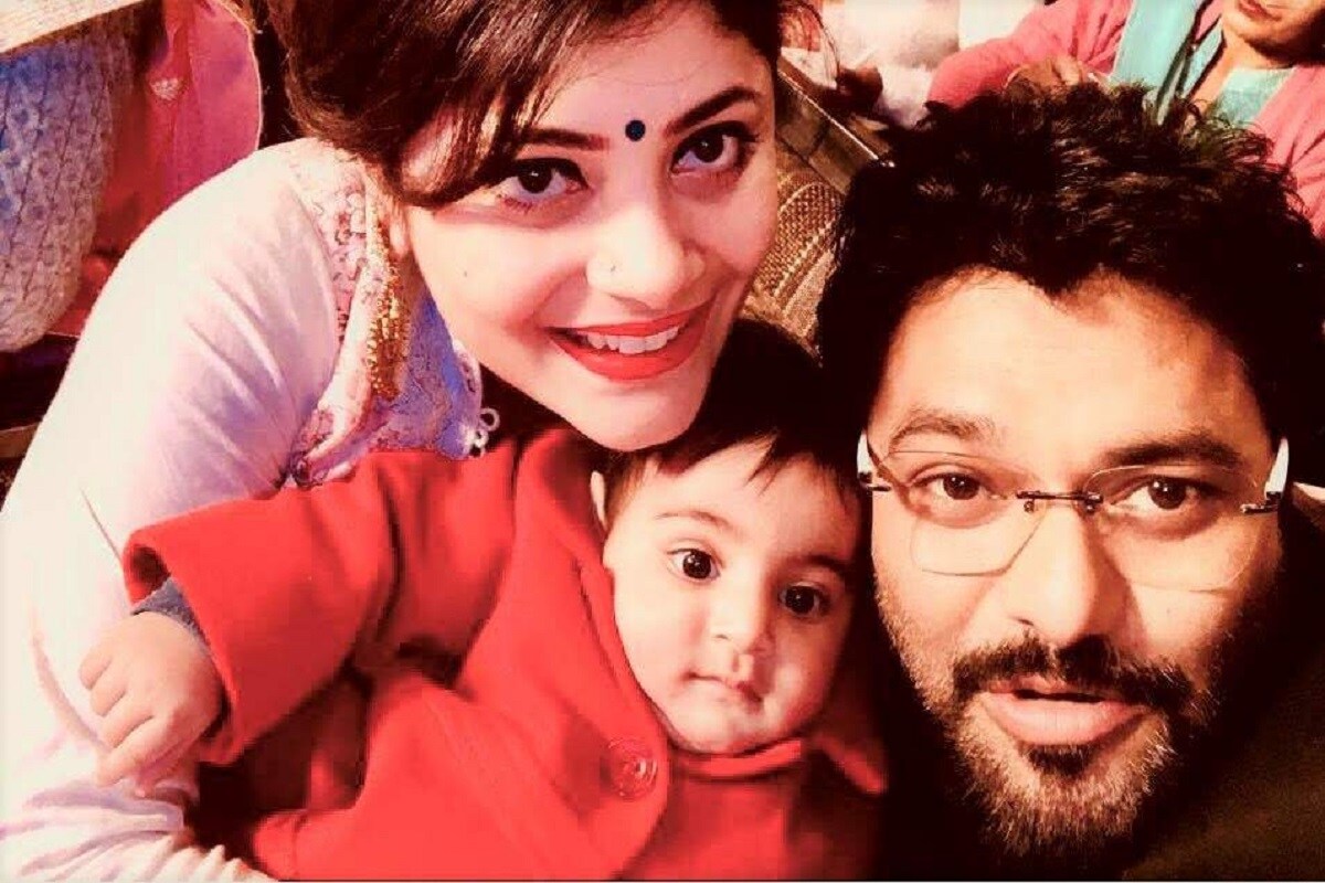 তিনি যে গাড়ি নিয়ে বেশ শৌখিন, তা বোঝা গিয়েছে হলফনামাতেই। হলফনামায় ৪টি গাড়ির কথা জানিয়েছেন বাবুল। তার মধ্যে অডি কিউ ফাইভ গাড়িটির দাম ৫০ লক্ষ ৬৯ হাজার ৩২১ টাকা। শেভ্রোলে বিট-এর দাম ৪ লক্ষ ৯৬ হাজার ২৭৮ টাকা। হুন্ডাই আই ২০ কিনেছিলেন ১০ লক্ষ ৭৭ হাজার ৫ টাকায়। এছাড়াও রয়্যাল এনফিল্ড থান্ডারবার্ড মোটরবাইক রয়েছে তাঁর। সেটির দাম ১ লক্ষ ৫৭ হাজার টাকা। একইসঙ্গে তাঁর হাতে রয়েছে ২০০ গ্রাম সোনা। যার বাজারদর ৮ লক্ষ ৯০ হাজার টাকা। তাঁর স্ত্রীর কাছে রয়েছে ৩০০ গ্রাম সোনা, তার মূল্য ১৩ লক্ষ টাকা। তিনি যে গাড়ি নিয়ে বেশ শৌখিন, তা বোঝা গিয়েছে হলফনামাতেই। হলফনামায় ৪টি গাড়ির কথা জানিয়েছেন বাবুল। তার মধ্যে অডি কিউ ফাইভ গাড়িটির দাম ৫০ লক্ষ ৬৯ হাজার ৩২১ টাকা। শেভ্রোলে বিট-এর দাম ৪ লক্ষ ৯৬ হাজার ২৭৮ টাকা। হুন্ডাই আই ২০ কিনেছিলেন ১০ লক্ষ ৭৭ হাজার ৫ টাকায়। এছাড়াও রয়্যাল এনফিল্ড থান্ডারবার্ড মোটরবাইক রয়েছে তাঁর। সেটির দাম ১ লক্ষ ৫৭ হাজার টাকা। একইসঙ্গে তাঁর হাতে রয়েছে ২০০ গ্রাম সোনা। যার বাজারদর ৮ লক্ষ ৯০ হাজার টাকা। তাঁর স্ত্রীর কাছে রয়েছে ৩০০ গ্রাম সোনা, তার মূল্য ১৩ লক্ষ টাকা।