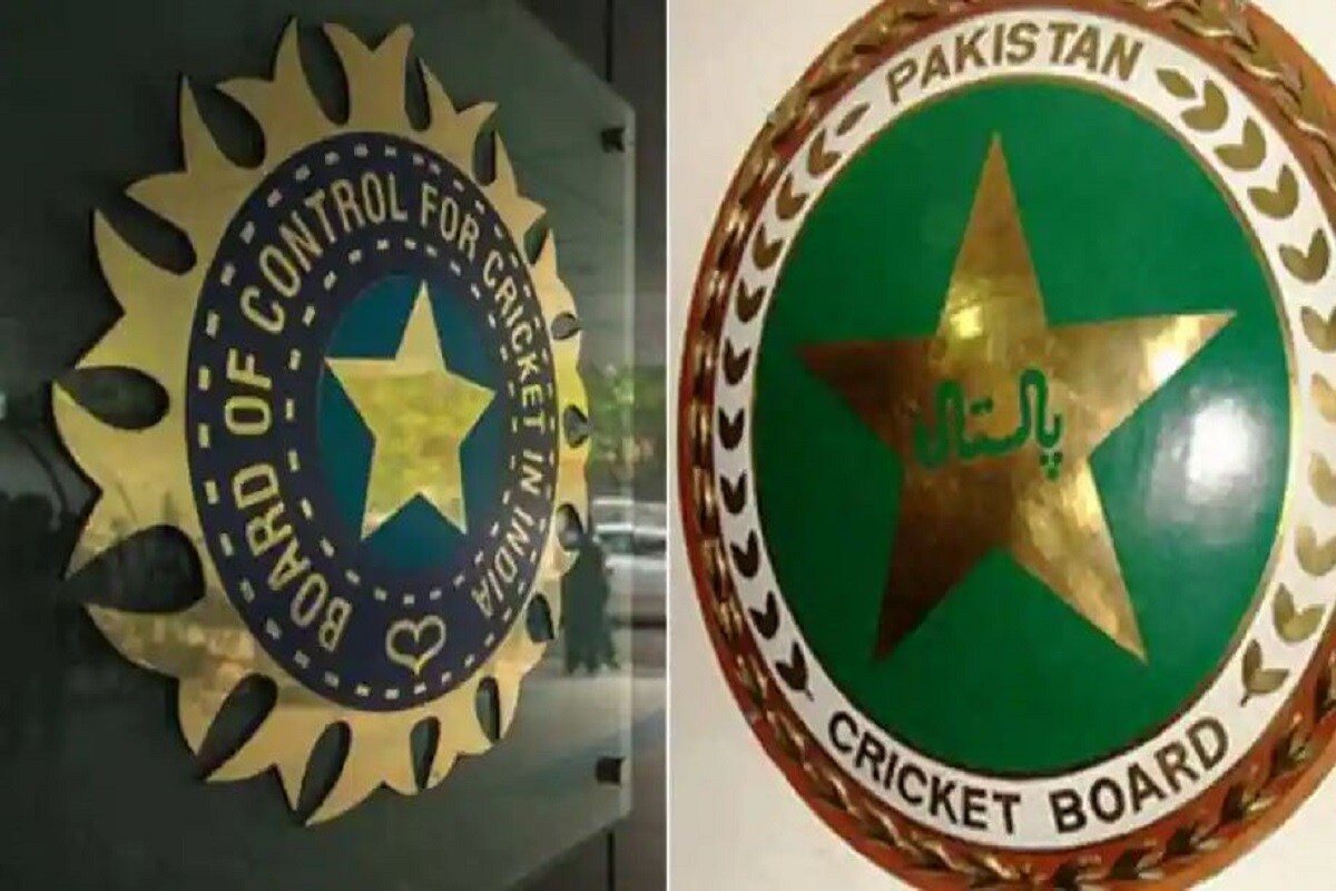 বিসিসিআই (BCCI) ২০২০-২১-র যে চুক্তিপত্র করেছিল তার ভিত্তিতে বার্ষিক তিনি ৭ কোটি টাকা পান৷ কারণ তিনি বোর্ডের গ্রেড এ প্লাস ক্রিকেটারদের তালিকায় রয়েছেন৷ এই তালিকায় তিনি ছাড়া রয়েছেন রোহিত শর্মা এবং জসপ্রীত বুমরাহ৷ বিসিসিআই (BCCI) ২০২০-২১-র যে চুক্তিপত্র করেছিল তার ভিত্তিতে বার্ষিক তিনি ৭ কোটি টাকা পান৷ কারণ তিনি বোর্ডের গ্রেড এ প্লাস ক্রিকেটারদের তালিকায় রয়েছেন৷ এই তালিকায় তিনি ছাড়া রয়েছেন রোহিত শর্মা এবং জসপ্রীত বুমরাহ৷