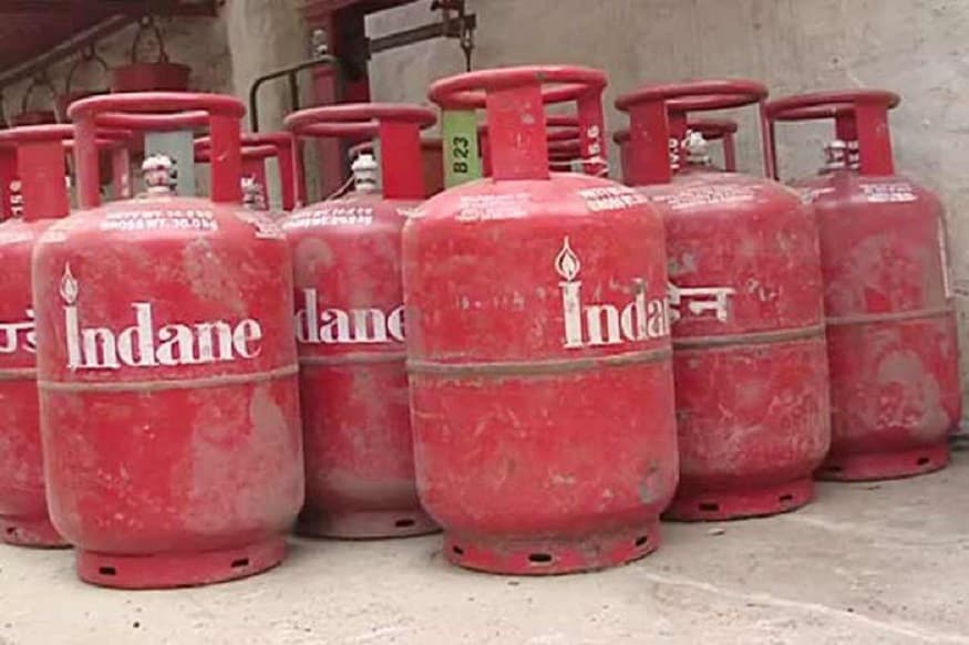 এই সিলিন্ডারের (LPG Cylinder) বিশেষত্ব এটাই যে এই সিলিন্ডার ব্যবহার করলে প্রায় প্রায় ৫ শতাংশ পর্যন্ত জ্বালানি সাশ্রয় হবে ও একই সঙ্গে তাড়াতাড়ি খাবার প্রস্তুত হবে ৷ এই সিলিন্ডার নীল রঙের দেখতে ৷ প্রতীকী ছবি ৷ এই সিলিন্ডারের (LPG Cylinder) বিশেষত্ব এটাই যে এই সিলিন্ডার ব্যবহার করলে প্রায় প্রায় ৫ শতাংশ পর্যন্ত জ্বালানি সাশ্রয় হবে ও একই সঙ্গে তাড়াতাড়ি খাবার প্রস্তুত হবে ৷ এই সিলিন্ডার নীল রঙের দেখতে ৷ প্রতীকী ছবি ৷