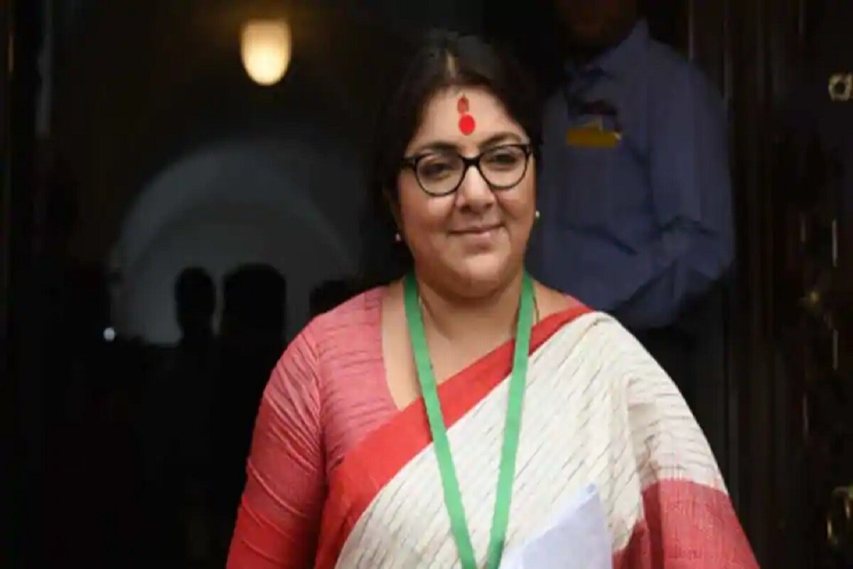 হলফনামা অনুযায়ী, ২০১৯-২০ আর্থিক বর্ষে লকেটের আয় ৪ লক্ষ ৮৬ হাজার ৬৫৪ টাকা। ওই সময়ে তাঁর স্বামী প্রসেনজিৎ ভট্টাচার্যের উপার্জন ছিল ১৭ লক্ষ ৬৪ হাজার ৩৩১ টাকা। তবে, হলফনামা জমা দেওয়ার সময় তাঁর হাতে নগদ অর্থ ছিল মাত্র ৩৩ হাজার ৪৫২ টাকা। তাঁর স্বামীর কাছে ছিল ২৭ হাজার টাকা। হলফনামা অনুযায়ী, ২০১৯-২০ আর্থিক বর্ষে লকেটের আয় ৪ লক্ষ ৮৬ হাজার ৬৫৪ টাকা। ওই সময়ে তাঁর স্বামী প্রসেনজিৎ ভট্টাচার্যের উপার্জন ছিল ১৭ লক্ষ ৬৪ হাজার ৩৩১ টাকা। তবে, হলফনামা জমা দেওয়ার সময় তাঁর হাতে নগদ অর্থ ছিল মাত্র ৩৩ হাজার ৪৫২ টাকা। তাঁর স্বামীর কাছে ছিল ২৭ হাজার টাকা।