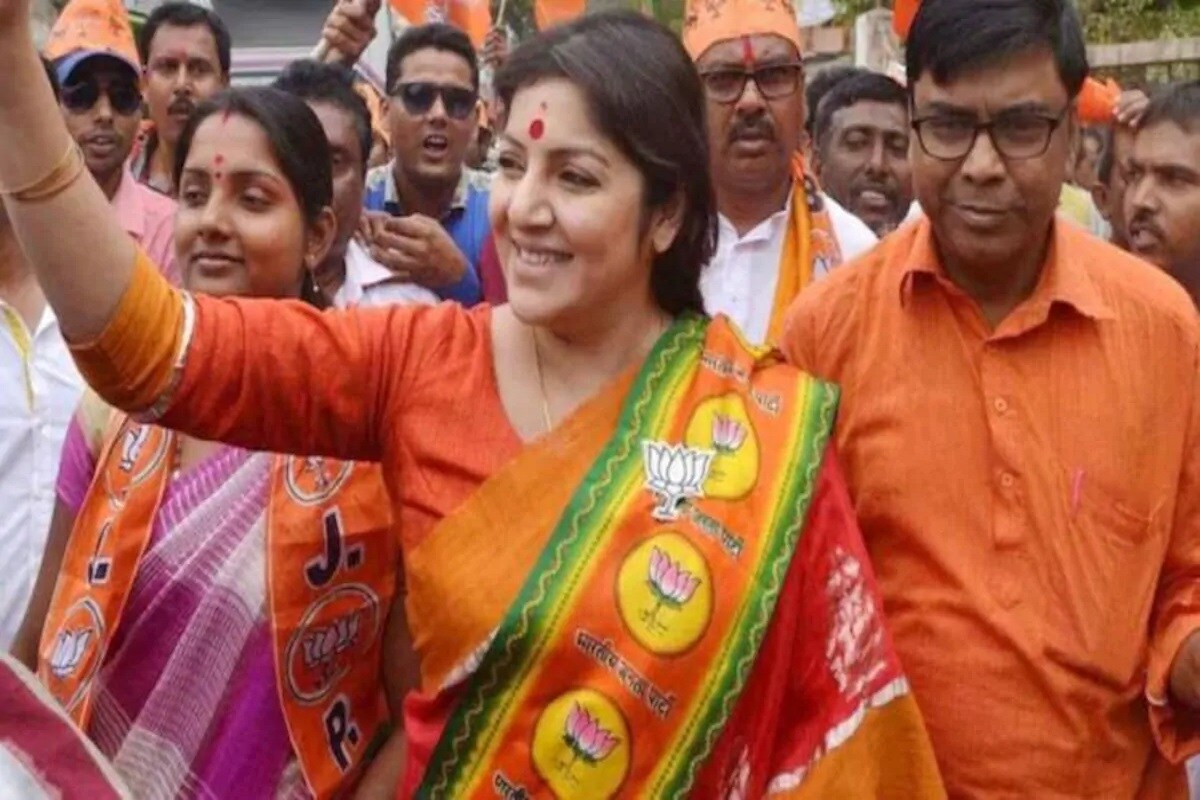 তবে, নগদ কম থাকলেও বিভিন্ন ব্যাঙ্কের অ্যাকাউন্ট মিলিয়ে লকেটের গচ্ছিত অর্থ প্রায় ৫০ লক্ষ টাকা। তাঁর স্বামীর সঞ্চিত আছে প্রায় ৫৮ হাজার ৮৩৬ টাকা। একইসঙ্গে সোনারপুরে দু’টি এবং কলকাতার ইএম বাইপাসে একটি ফ্ল্যাট রয়েছে লকেটের নামে। তাঁর স্বামীর নামেও ওই ইএম বাইপাসেই রয়েছে একটি ফ্ল্যাট। তবে, নগদ কম থাকলেও বিভিন্ন ব্যাঙ্কের অ্যাকাউন্ট মিলিয়ে লকেটের গচ্ছিত অর্থ প্রায় ৫০ লক্ষ টাকা। তাঁর স্বামীর সঞ্চিত আছে প্রায় ৫৮ হাজার ৮৩৬ টাকা। একইসঙ্গে সোনারপুরে দু’টি এবং কলকাতার ইএম বাইপাসে একটি ফ্ল্যাট রয়েছে লকেটের নামে। তাঁর স্বামীর নামেও ওই ইএম বাইপাসেই রয়েছে একটি ফ্ল্যাট।