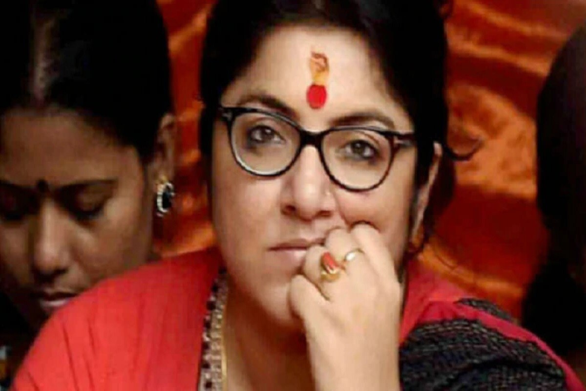 ডাকাবুকো সাংসদ, এবার তাঁকেই বিধানসভা ভোটে চুঁচুড়া আসন ছিনিয়ে নেওয়ার দায়িত্ব দিয়েছে বিজেপি। আর দলের তরফে গুরুদায়িত্ব পেয়েই চুঁচুড়া কেন্দ্রের পথঘাট চষে ফেলেছেন লকেট চট্টোপাধ্যায় (Locket Chatterjee)। তাঁর ভোট প্রচারের অনন্যতা অনেককেই চমকে দিয়েছে। কখনও নৌকায়, কখনও লোকাল ট্রেনে প্রচার সেরেছেন তিনি। আর ভোটে লড়ার জন্য নিজের যে হলফনামা পেশ করেছেন তিনি, তাতেই প্রকাশ্যে এসেছে লকেটের সম্পত্তির পরিমাণ। ডাকাবুকো সাংসদ, এবার তাঁকেই বিধানসভা ভোটে চুঁচুড়া আসন ছিনিয়ে নেওয়ার দায়িত্ব দিয়েছে বিজেপি। আর দলের তরফে গুরুদায়িত্ব পেয়েই চুঁচুড়া কেন্দ্রের পথঘাট চষে ফেলেছেন লকেট চট্টোপাধ্যায় (Locket Chatterjee)। তাঁর ভোট প্রচারের অনন্যতা অনেককেই চমকে দিয়েছে। কখনও নৌকায়, কখনও লোকাল ট্রেনে প্রচার সেরেছেন তিনি। আর ভোটে লড়ার জন্য নিজের যে হলফনামা পেশ করেছেন তিনি, তাতেই প্রকাশ্যে এসেছে লকেটের সম্পত্তির পরিমাণ।