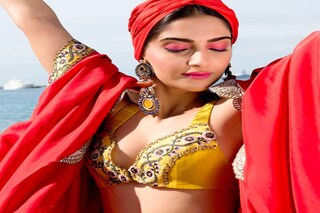 করোনা পরিস্থিতিতে ঘরবন্দি। অথচ চলছে ওয়ার্ক ফ্রম হোম, কনফারেন্স-কল। বাইরের আকাশটা দেখে টুক করে সেজে নেওয়াই যায় একটু অন্য লুকে। আর এই গরমে সেজেও না সাজা লুক যদি চান তবে বোহো লুকের জুড়ি মেলা ভার। 