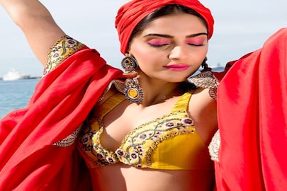 করোনা পরিস্থিতিতে ঘরবন্দি। অথচ চলছে ওয়ার্ক ফ্রম হোম, কনফারেন্স-কল। বাইরের আকাশটা দেখে টুক করে সেজে নেওয়াই যায় একটু অন্য লুকে। আর এই গরমে সেজেও না সাজা লুক যদি চান তবে বোহো লুকের জুড়ি মেলা ভার। 