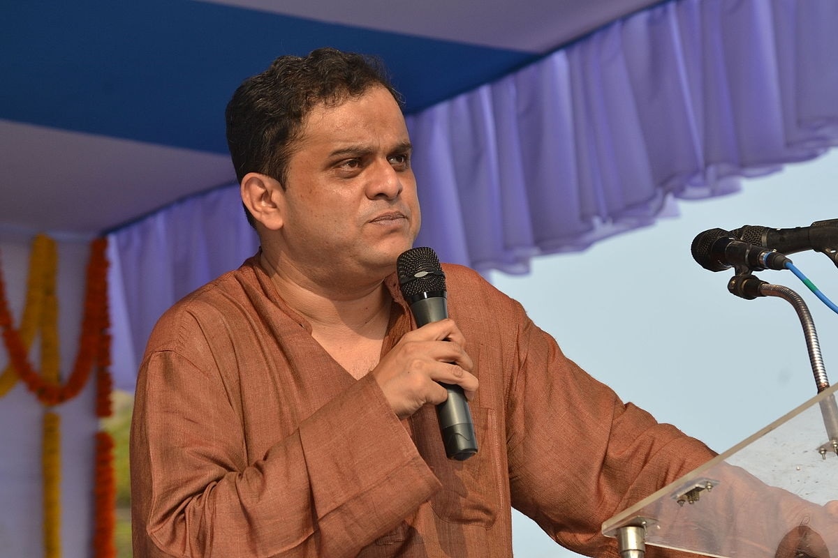 ছিলেন নাট্যকার, এখন অবশ্য পুরোদস্তুর রাজনীতিক। তৃণমূলের অন্যতম মুখপাত্রও বটে। এবার সেই ব্রাত্য বসু (Bratya Basu)-কেই দমদম বিধানসভা কেন্দ্রে প্রার্থী করেছেন তৃণমূল নেত্রী মমতা বন্দ্যোপাধ্যায়। রাজ্যের শিক্ষা, পর্যটনের মতো নানা দফতরের দায়িত্ব সামলানো ব্রাত্য সম্প্রতি নিজের হলফনামা পেশ করেছেন। আসুন দেখা যাক, সেই হলফনামা অনুযায়ী, কত টাকার মালিক এই নাট্যকার-রাজনীতিক। ছিলেন নাট্যকার, এখন অবশ্য পুরোদস্তুর রাজনীতিক। তৃণমূলের অন্যতম মুখপাত্রও বটে। এবার সেই ব্রাত্য বসু (Bratya Basu)-কেই দমদম বিধানসভা কেন্দ্রে প্রার্থী করেছেন তৃণমূল নেত্রী মমতা বন্দ্যোপাধ্যায়। রাজ্যের শিক্ষা, পর্যটনের মতো নানা দফতরের দায়িত্ব সামলানো ব্রাত্য সম্প্রতি নিজের হলফনামা পেশ করেছেন। আসুন দেখা যাক, সেই হলফনামা অনুযায়ী, কত টাকার মালিক এই নাট্যকার-রাজনীতিক।
