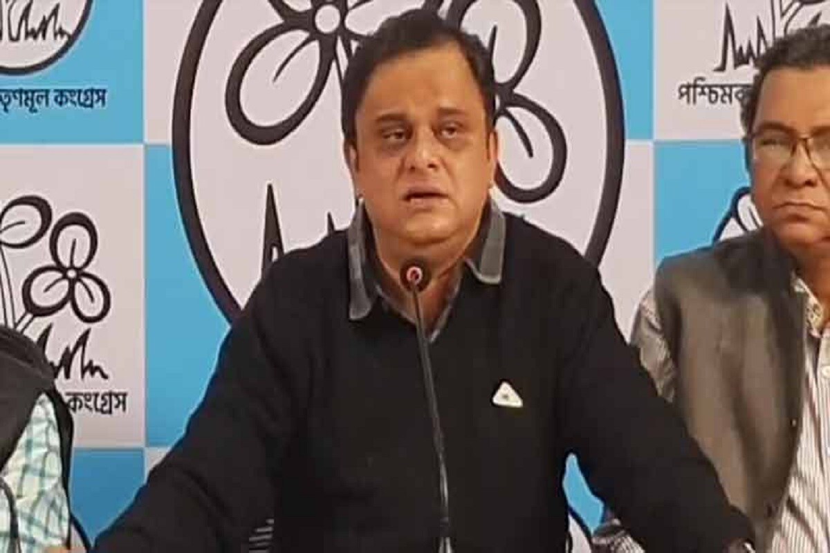 তাঁর স্ত্রীর নামে দুটি ফিক্সড ডিপোজিট। দুটিই পঞ্জাব ন্যাশনাল ব্যাঙ্কে। একটি ৪৫ লাখ ৫০ হাজার টাকার, আর অপরটি ৩ লাখ ৬৮ হাজার ৬৫ টাকার। সেভিংস অ্যাকাউন্টে ব্রাত্য বসুর স্ত্রী'র নামে রয়েছে ৬ লাখ ২৮ হাজার ৫০৮ টাকা। একইসঙ্গে, SBI ব্যাঙ্কে আরও একটি সেভিংস অ্যাকাউন্ট ব্রাত্যর নিজের নামে রয়েছে ১ লাখ ৪৯ হাজার৬৬৪ টাকা রয়েছে এবং পিপিএফ খাতে রয়েছে ২২ লাখ ৪ হাজার ১৯৩ টাকা। তাঁর স্ত্রীর নামে দুটি ফিক্সড ডিপোজিট। দুটিই পঞ্জাব ন্যাশনাল ব্যাঙ্কে। একটি ৪৫ লাখ ৫০ হাজার টাকার, আর অপরটি ৩ লাখ ৬৮ হাজার ৬৫ টাকার। সেভিংস অ্যাকাউন্টে ব্রাত্য বসুর স্ত্রী'র নামে রয়েছে ৬ লাখ ২৮ হাজার ৫০৮ টাকা। একইসঙ্গে, SBI ব্যাঙ্কে আরও একটি সেভিংস অ্যাকাউন্ট ব্রাত্যর নিজের নামে রয়েছে ১ লাখ ৪৯ হাজার৬৬৪ টাকা রয়েছে এবং পিপিএফ খাতে রয়েছে ২২ লাখ ৪ হাজার ১৯৩ টাকা।