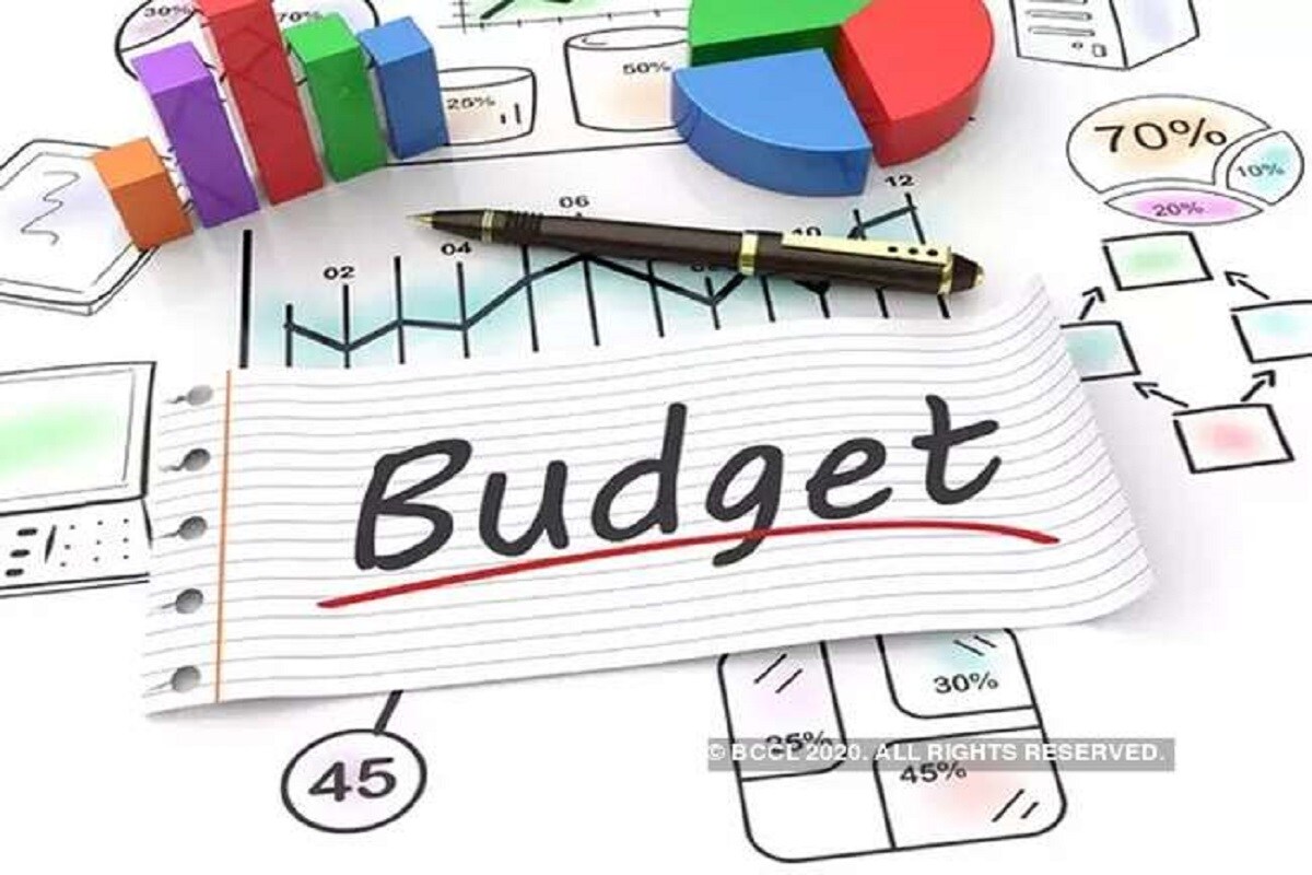 • কেন্দ্রের নতুন বেতন আইন (Code on Wages 2019) এমনটাই ইঙ্গিত দিয়েছিলেন অর্থমন্ত্রী নির্মলা সীতারমণ ৷ কারণ এই আইন অনুযায়ী প্রত্যেক সংস্থাকে কর্মীদের বেতনের প্যাকেজ রি-স্ট্রাকচার বা পুনর্গঠন করার কথা বলা হয়েছিল ৷ তাতে বেসিক পে বাড়ানো হলে গ্র্যাচুইটি, প্রভিডেন্ট ফান্ডের টাকা কাটার পরিমাণও বাড়ত ৷ প্রতীকী চিত্র । • কেন্দ্রের নতুন বেতন আইন (Code on Wages 2019) এমনটাই ইঙ্গিত দিয়েছিলেন অর্থমন্ত্রী নির্মলা সীতারমণ ৷ কারণ এই আইন অনুযায়ী প্রত্যেক সংস্থাকে কর্মীদের বেতনের প্যাকেজ রি-স্ট্রাকচার বা পুনর্গঠন করার কথা বলা হয়েছিল ৷ তাতে বেসিক পে বাড়ানো হলে গ্র্যাচুইটি, প্রভিডেন্ট ফান্ডের টাকা কাটার পরিমাণও বাড়ত ৷ প্রতীকী চিত্র ।