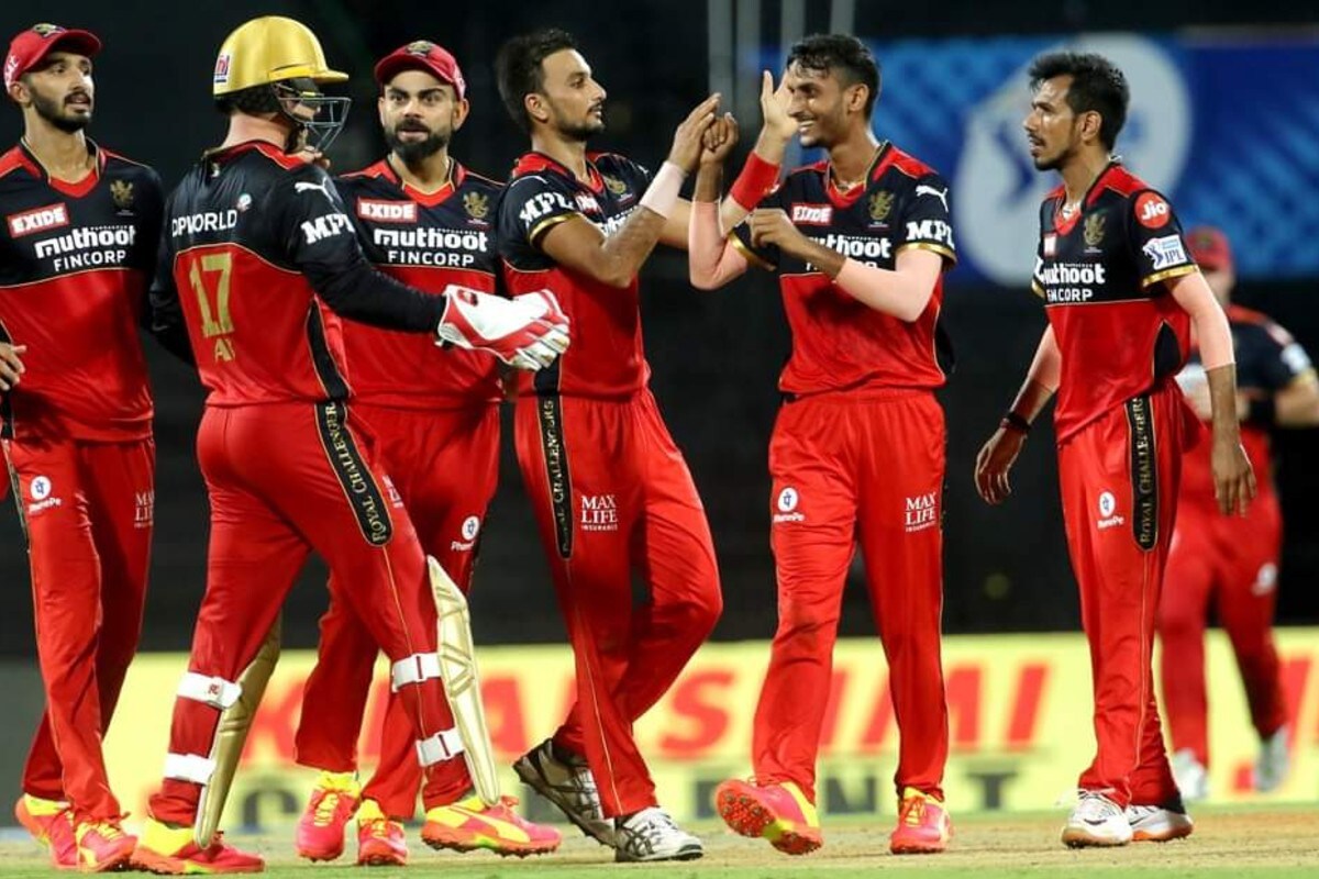মাত্র ৬ রানে জয়। তাও এত কম রানের পুঁজি নিয়ে! অনেকেই হায়দরাবাদের বিরুদ্ধে আরসিবির এই জয়ের পিছনে চিপকের উইকেটের অবদান দেখছেন। মাত্র ৬ রানে জয়। তাও এত কম রানের পুঁজি নিয়ে! অনেকেই হায়দরাবাদের বিরুদ্ধে আরসিবির এই জয়ের পিছনে চিপকের উইকেটের অবদান দেখছেন।
