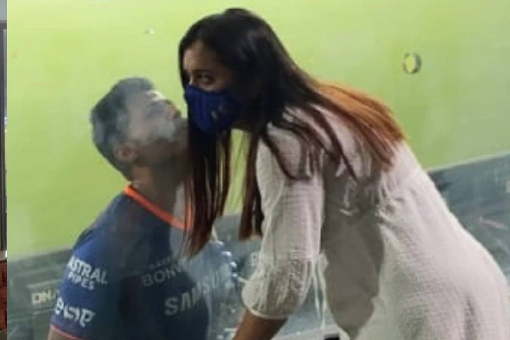 IPL 2021: বউয়ের গালে ঠোঁট ছোঁয়াতে গিয়ে বাধা! সূর্যর চুমুর ছবি তুললেন জাহির খানের স্ত্রী