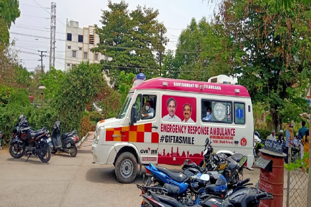 বহুক্ষেত্রেই বাড়িতে পড়ে থাকছে দেহ, এমনকী রাস্তাতেও মৃতদেহ পড়ে থাকতে দেখা যাচ্ছে। অনেক পরিবারই টাকা দিয়ে শেষকৃত্যের দায় সারছেন, অনেকেই আবার অ্যাম্বুল্যান্স, শ্মশানের প্রয়োজনীয় খরচটুকুও দিতে পারছেন না। অনেকেই আবার শেষকৃত্যের জন্য মধ্যস্থতাকারীর পাল্লায় পড়ে বহু টাকার ক্ষতি স্বীকার করছেন। বহুক্ষেত্রেই বাড়িতে পড়ে থাকছে দেহ, এমনকী রাস্তাতেও মৃতদেহ পড়ে থাকতে দেখা যাচ্ছে। অনেক পরিবারই টাকা দিয়ে শেষকৃত্যের দায় সারছেন, অনেকেই আবার অ্যাম্বুল্যান্স, শ্মশানের প্রয়োজনীয় খরচটুকুও দিতে পারছেন না। অনেকেই আবার শেষকৃত্যের জন্য মধ্যস্থতাকারীর পাল্লায় পড়ে বহু টাকার ক্ষতি স্বীকার করছেন।