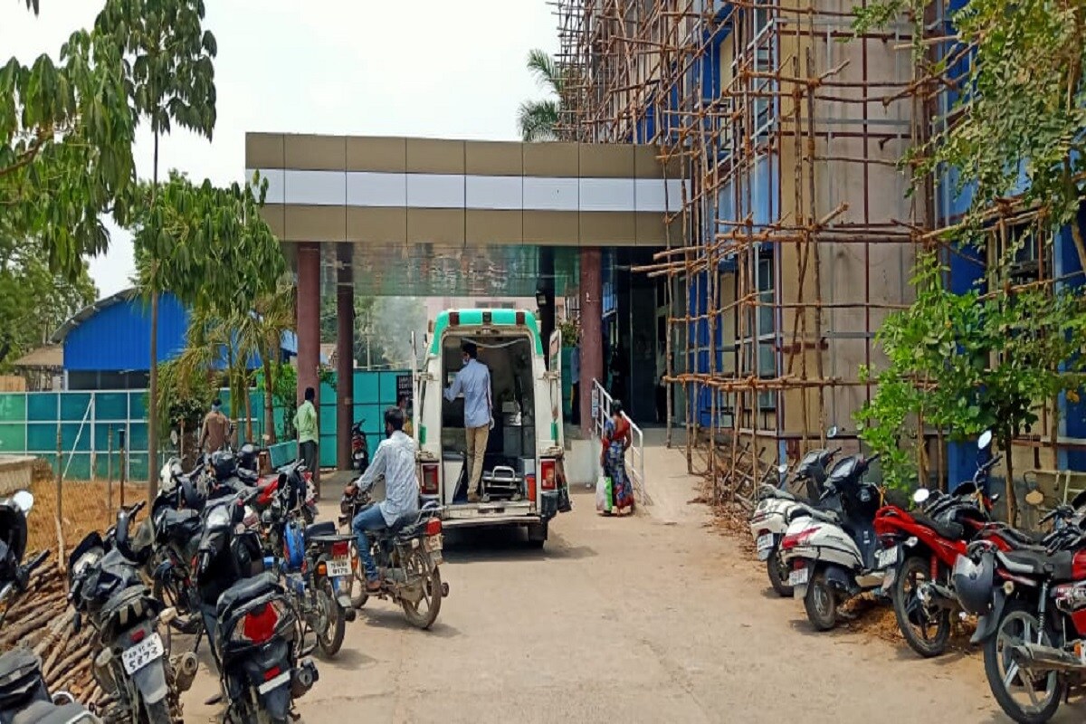 এই পরিস্থিতিতে মানবিক পদক্ষেপ নিল তেলেঙ্গানার করিমনগর মিউনিসিপ্যাল কর্পোরেশন। করোনায় মৃতদের দেহ সৎকারের জন্য মাত্র ১ টাকা খরচ ধার্য্য করেছে তারা। পরিবারের তরফে ১ টাকা দিলেই মৃত ব্যক্তির দেহ দাহ করার ব্যবস্থা করছে কর্পোরেশন। এই পরিস্থিতিতে মানবিক পদক্ষেপ নিল তেলেঙ্গানার করিমনগর মিউনিসিপ্যাল কর্পোরেশন। করোনায় মৃতদের দেহ সৎকারের জন্য মাত্র ১ টাকা খরচ ধার্য্য করেছে তারা। পরিবারের তরফে ১ টাকা দিলেই মৃত ব্যক্তির দেহ দাহ করার ব্যবস্থা করছে কর্পোরেশন।
