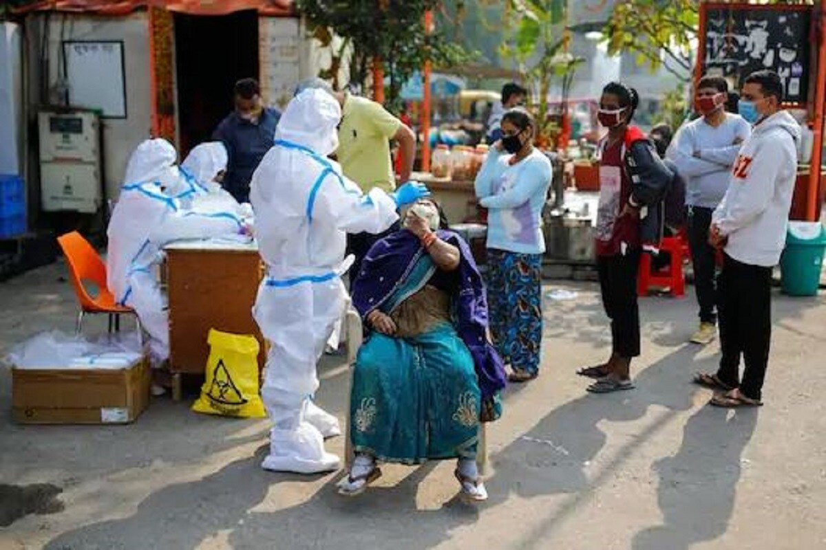 দেশে করোনা আক্রান্তের সংখ্যা বেড়েই চলেছে। করোনার দ্বিতীয় ঢেউয়ে ইতিমধ্যেই বেসামাল দেশের বিভিন্ন রাজ্য। প্রতিদিন আক্রান্তের নিরিখে রেকর্ড গড়ছে ভারত। পাশাপাশি বেড়েছে মৃত্যুর সংখ্যাও। ইতিমধ্যেই করোনা আক্রান্তের সংখ্যার নিরিখে বিশ্ব-তালিকার দ্বিতীয় স্থানে রয়েছে ভারত। এই নিয়ে পরপর ৩ দিন দেশের দৈনিক সংক্রমণের সংখ্যা ৩ লক্ষ ছাড়াল। করোনার দ্বিতীয় ঢেউ দেশের দৈনিক মৃত্যুর সংখ্যাকেও বাড়িয়ে দিয়েছে। ২৪ ঘণ্টায় করোনায় আক্রান্ত হয়ে মৃত্যু হয়েছে ২,৬২৪ জনের। যা মার্চের শুরুতেও দেশের দৈনিক মৃত্যু থাকছিল ১০০-১৫০ ঘরে। দেশে করোনা আক্রান্তের সংখ্যা বেড়েই চলেছে। করোনার দ্বিতীয় ঢেউয়ে ইতিমধ্যেই বেসামাল দেশের বিভিন্ন রাজ্য। প্রতিদিন আক্রান্তের নিরিখে রেকর্ড গড়ছে ভারত। পাশাপাশি বেড়েছে মৃত্যুর সংখ্যাও। ইতিমধ্যেই করোনা আক্রান্তের সংখ্যার নিরিখে বিশ্ব-তালিকার দ্বিতীয় স্থানে রয়েছে ভারত। এই নিয়ে পরপর ৩ দিন দেশের দৈনিক সংক্রমণের সংখ্যা ৩ লক্ষ ছাড়াল। করোনার দ্বিতীয় ঢেউ দেশের দৈনিক মৃত্যুর সংখ্যাকেও বাড়িয়ে দিয়েছে। ২৪ ঘণ্টায় করোনায় আক্রান্ত হয়ে মৃত্যু হয়েছে ২,৬২৪ জনের। যা মার্চের শুরুতেও দেশের দৈনিক মৃত্যু থাকছিল ১০০-১৫০ ঘরে।