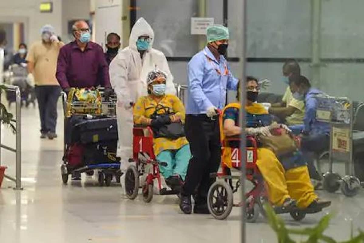 •একই সঙ্গে রাজধানী দিল্লিতেও (Delhi Coronavirus Situation) টানা দ্বিতীয় দিন পাঁচ হাজারেরও বেশি আক্রান্তের খবর পাওয়া গিয়েছে। ছত্তিশগড়ের রাজধানী রায়পুরে লকডাউনের (Lockdown Raipur)সিদ্ধান্ত নেওয়া হয়েছে। লকডাউন এবং নাইট কার্ফুর (Night Curfew)মতো কঠোর ব্যবস্থা নেওয়া হচ্ছে মহারাষ্ট্র সহ আরও অনেক রাজ্য ও শহরে, যেখানে করোনার প্রভাব খুবই বেশি। •একই সঙ্গে রাজধানী দিল্লিতেও (Delhi Coronavirus Situation) টানা দ্বিতীয় দিন পাঁচ হাজারেরও বেশি আক্রান্তের খবর পাওয়া গিয়েছে। ছত্তিশগড়ের রাজধানী রায়পুরে লকডাউনের (Lockdown Raipur)সিদ্ধান্ত নেওয়া হয়েছে। লকডাউন এবং নাইট কার্ফুর (Night Curfew)মতো কঠোর ব্যবস্থা নেওয়া হচ্ছে মহারাষ্ট্র সহ আরও অনেক রাজ্য ও শহরে, যেখানে করোনার প্রভাব খুবই বেশি।