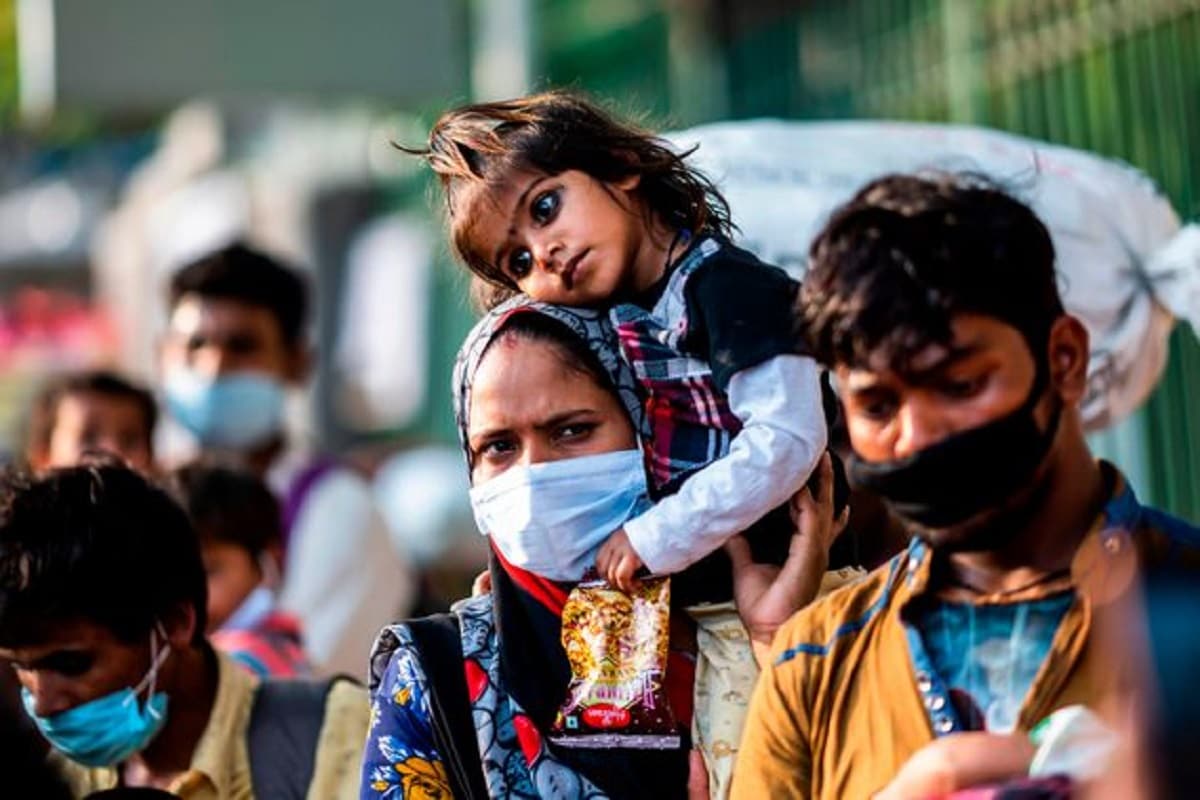 *করোনার দ্বিতীয় ঢেউয়ে (Coronavirus Second Wave) টালমাটাল পরিস্থিতি। গত ২৪ ঘণ্টায় ফের রেকর্ড ভেঙে দেশে করোনা আক্রান্তের (COVID 19 Positive) সংখ্যা পেরিয়েছে ২ লক্ষ ৭৮ হাজার। রাজধানীতে আক্রান্ত (Delhi Corona Update) প্রায় ২৫ হাজার, মহারাষ্ট্রে সংখ্যাটা ৭০ হাজারের বেশি। এমতাবস্থায় দিল্লি-সহ (Delhi) উত্তরপ্রদেশ (UttarPradesh), রাজস্থান (Rajasthan), পঞ্জাবে (Punjab) লকডাউন (Lockdown) জারির সিদ্ধান্ত গৃহীত হয়েছে। সংগৃহীত ছবি। *করোনার দ্বিতীয় ঢেউয়ে (Coronavirus Second Wave) টালমাটাল পরিস্থিতি। গত ২৪ ঘণ্টায় ফের রেকর্ড ভেঙে দেশে করোনা আক্রান্তের (COVID 19 Positive) সংখ্যা পেরিয়েছে ২ লক্ষ ৭৮ হাজার। রাজধানীতে আক্রান্ত (Delhi Corona Update) প্রায় ২৫ হাজার, মহারাষ্ট্রে সংখ্যাটা ৭০ হাজারের বেশি। এমতাবস্থায় দিল্লি-সহ (Delhi) উত্তরপ্রদেশ (UttarPradesh), রাজস্থান (Rajasthan), পঞ্জাবে (Punjab) লকডাউন (Lockdown) জারির সিদ্ধান্ত গৃহীত হয়েছে। সংগৃহীত ছবি।