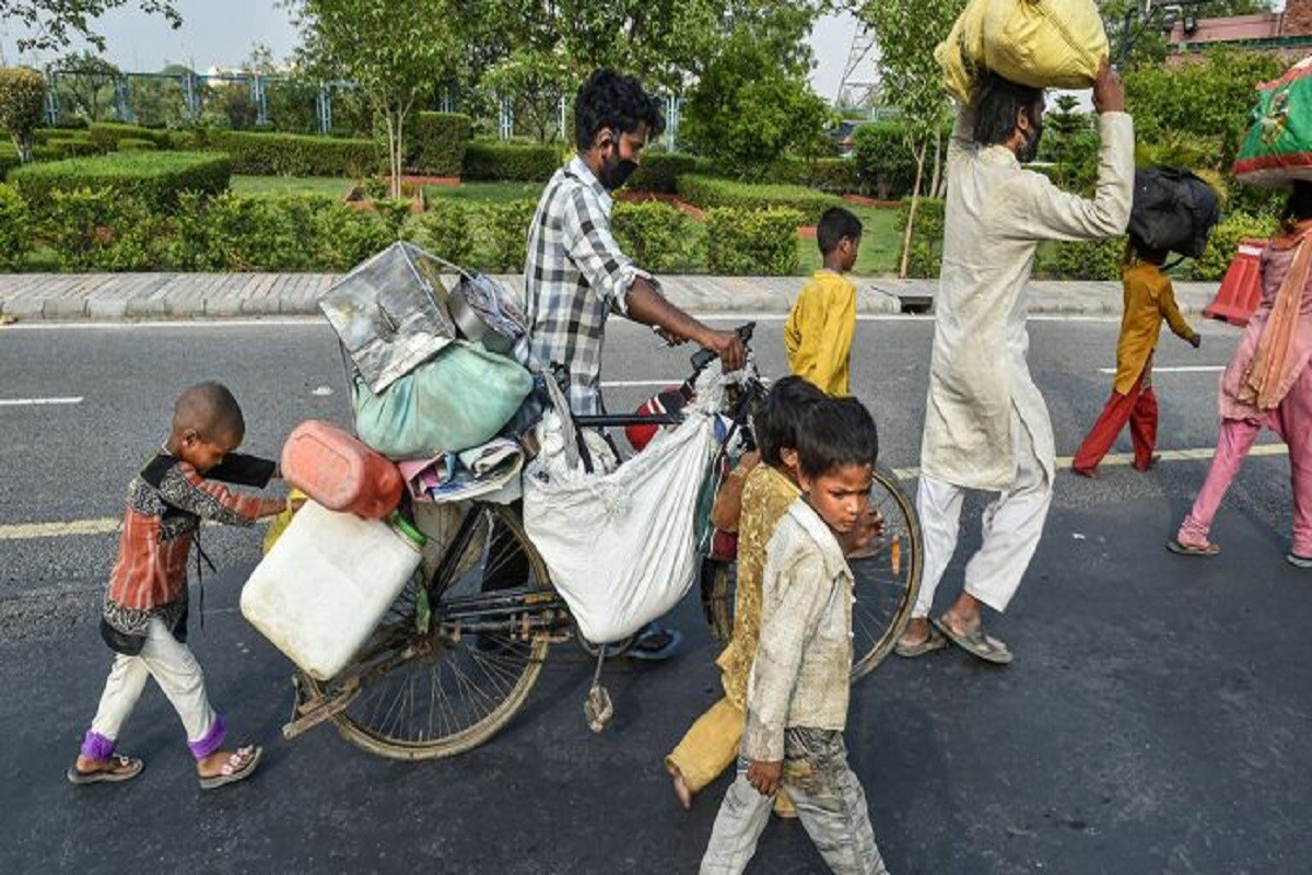 *যদিও এ বারে পরিযায়ী শ্রমিকদের (Migrant Worker) যথেষ্ট চিন্তায় প্রশাসন। তাঁরা যাতে কর্মহীন হয়ে না পড়েন, তাই একাধিক ব্যবস্থা মজুত রাখা হয়েছে। বড় বড় কলকারখানা, শিল্পক্ষেত্র খোলা রাখার সিদ্ধান্ত গৃহীত হয়েছে, যাতে শ্রমিকরা (Migrant Labour) বেকার হয়ে না পড়েন। কিন্তু সে সবে কোনও ভরসা না করে, ২০২০ সালের শিক্ষা নিয়ে সব ছেড়ে বাড়ির পথ ধরেছেন অনেকে। সংগৃহীত ছবি। *যদিও এ বারে পরিযায়ী শ্রমিকদের (Migrant Worker) যথেষ্ট চিন্তায় প্রশাসন। তাঁরা যাতে কর্মহীন হয়ে না পড়েন, তাই একাধিক ব্যবস্থা মজুত রাখা হয়েছে। বড় বড় কলকারখানা, শিল্পক্ষেত্র খোলা রাখার সিদ্ধান্ত গৃহীত হয়েছে, যাতে শ্রমিকরা (Migrant Labour) বেকার হয়ে না পড়েন। কিন্তু সে সবে কোনও ভরসা না করে, ২০২০ সালের শিক্ষা নিয়ে সব ছেড়ে বাড়ির পথ ধরেছেন অনেকে। সংগৃহীত ছবি।