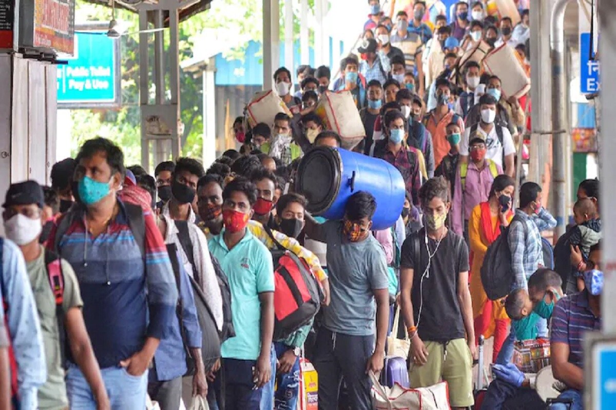 *করোনা বাড়লেও রবিবারের আগে পর্যন্ত তাও স্বপ্ন ছিল কাজের, রোজগারের। কিন্তু লকডাউন ঘোষণার পরে সব স্বপ্ন ভেঙে চুরমার হয়ে গিয়েছে। কর্মহীনতা, না খেয়ে থাকার আশঙ্কায় দ্বিতীয় বারের জন্য পরিবার নিয়ে বাড়ির পথ ধরেছেন পরিযায়ী শ্রমিকরা। সংগৃহীত ছবি। *করোনা বাড়লেও রবিবারের আগে পর্যন্ত তাও স্বপ্ন ছিল কাজের, রোজগারের। কিন্তু লকডাউন ঘোষণার পরে সব স্বপ্ন ভেঙে চুরমার হয়ে গিয়েছে। কর্মহীনতা, না খেয়ে থাকার আশঙ্কায় দ্বিতীয় বারের জন্য পরিবার নিয়ে বাড়ির পথ ধরেছেন পরিযায়ী শ্রমিকরা। সংগৃহীত ছবি।